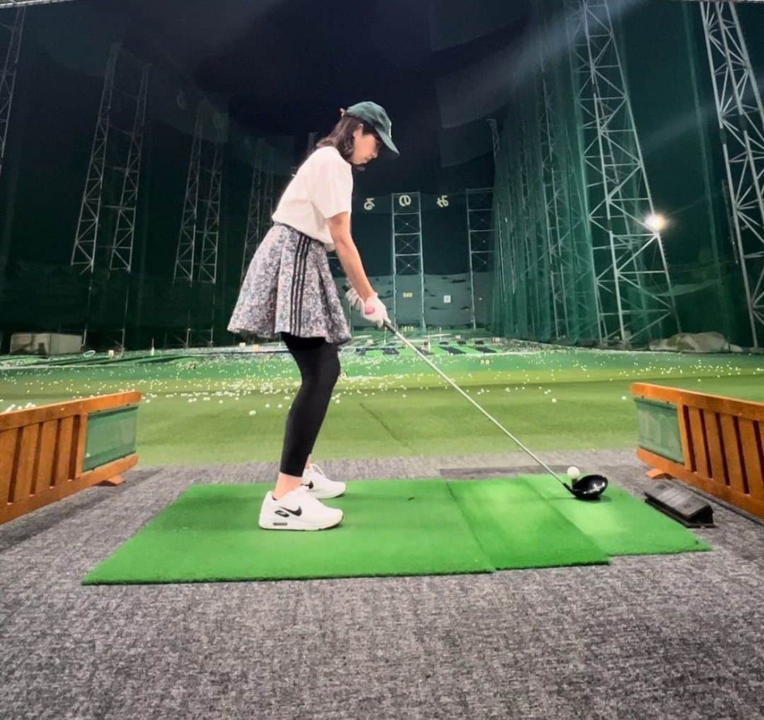 chiiika124さんのインスタグラム写真 - (chiiika124Instagram)「練習コーデ⛳️  adidasスカート uniqlo Tシャツ newera キャップ  #ゴルフウェア  #ゴルフコーデ  #ゴルフ練習コーデ #ゴルフ練習 #ゴルフ女子コーデ  #ゴルフ初心者 #スポーツウェア」5月11日 11時45分 - chiika26