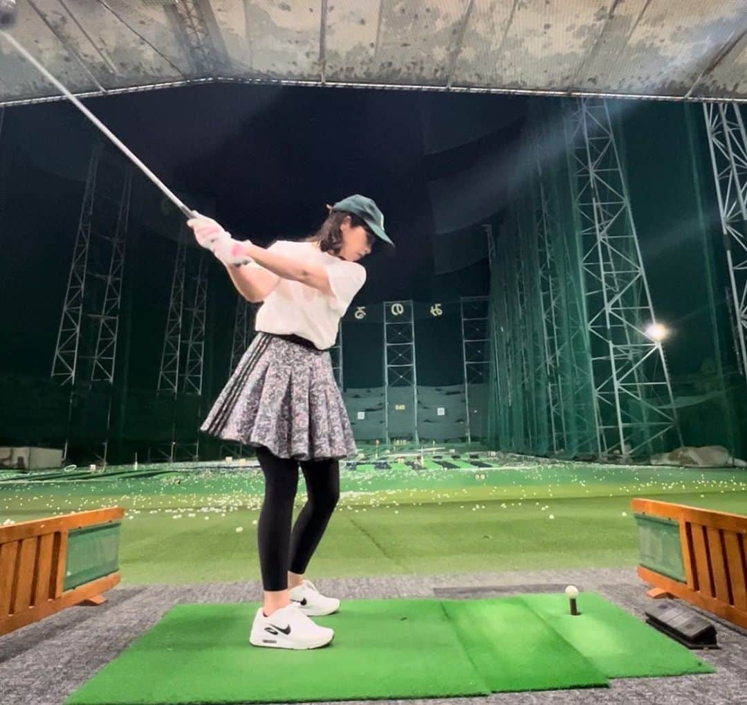 chiiika124のインスタグラム：「練習コーデ⛳️  adidasスカート uniqlo Tシャツ newera キャップ  #ゴルフウェア  #ゴルフコーデ  #ゴルフ練習コーデ #ゴルフ練習 #ゴルフ女子コーデ  #ゴルフ初心者 #スポーツウェア」