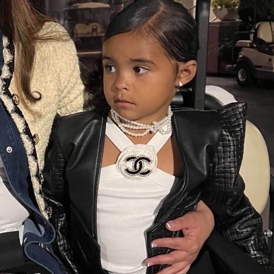 コーデル・ブローダスさんのインスタグラム写真 - (コーデル・ブローダスInstagram)「My 4 year old daughter Cordoba Journey front row at Chanel fashion show last night sittin pretty 😍 way 2 handle ur biz baby starting them young uhearme  Styled by @taliacoles」5月11日 11時45分 - cbroadus