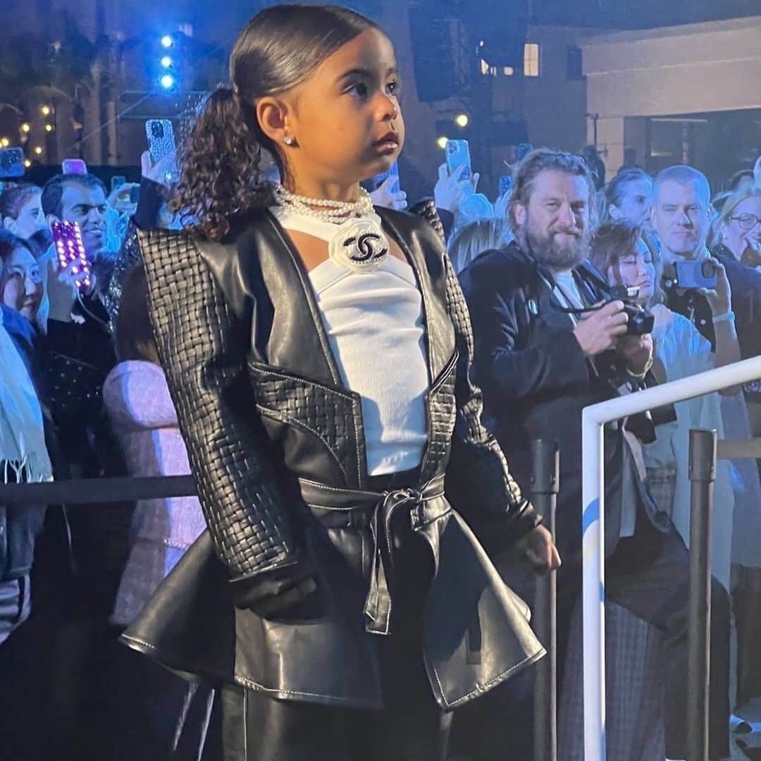 コーデル・ブローダスさんのインスタグラム写真 - (コーデル・ブローダスInstagram)「My 4 year old daughter Cordoba Journey front row at Chanel fashion show last night sittin pretty 😍 way 2 handle ur biz baby starting them young uhearme  Styled by @taliacoles」5月11日 11時45分 - cbroadus