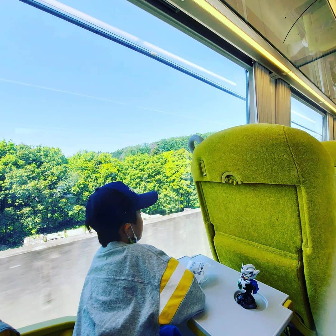 とくこさんのインスタグラム写真 - (とくこInstagram)「GWは秩父鉄道でC58「SLパレオエクスプレス」に乗車してきました🚂🚂  秩父なら少しは空いてるかと思いきや どこも激混み💦 SLと、どアップでの２ショットとなりました😅 池袋から秩父鉄道までは初めてのraviewに乗車。 行きは窓枠と被る席だったんですが、 飯能から進行方向が反対になり、 椅子をくるっと反対に出来たので大きい車窓からの景色を堪能できました✨  12系客車にも乗れたし、 終点でデキ100形に牽引されていくところをお見送りできたし、大満足の列車旅となりました🎵  ライン下りや川遊びも楽しめました！これからの季節おすすめです🛶  #秩父鉄道 #slパレオエクスプレス #子鉄 #ママ鉄 #Laview #秩父」5月11日 11時46分 - tokukoyori