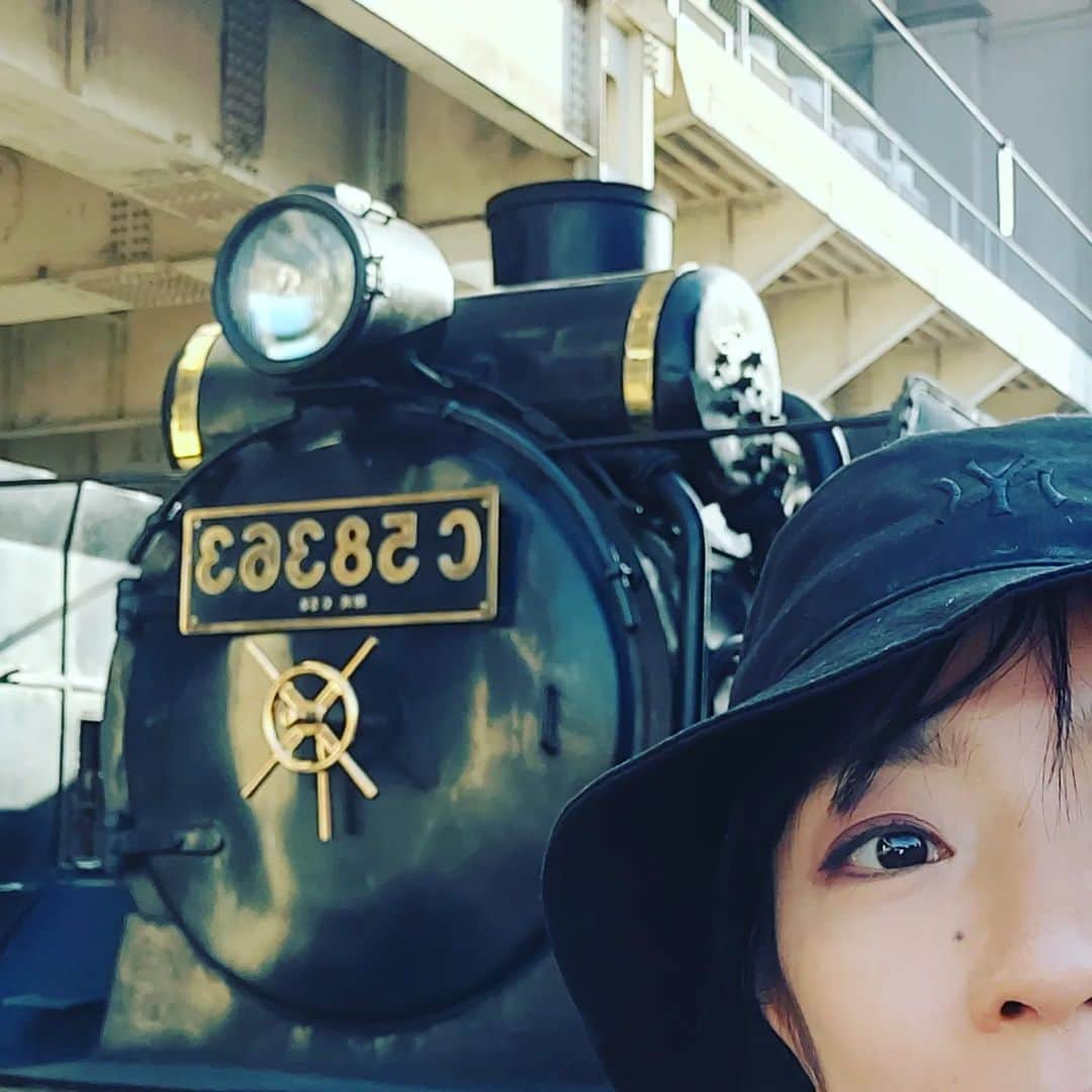 とくこさんのインスタグラム写真 - (とくこInstagram)「GWは秩父鉄道でC58「SLパレオエクスプレス」に乗車してきました🚂🚂  秩父なら少しは空いてるかと思いきや どこも激混み💦 SLと、どアップでの２ショットとなりました😅 池袋から秩父鉄道までは初めてのraviewに乗車。 行きは窓枠と被る席だったんですが、 飯能から進行方向が反対になり、 椅子をくるっと反対に出来たので大きい車窓からの景色を堪能できました✨  12系客車にも乗れたし、 終点でデキ100形に牽引されていくところをお見送りできたし、大満足の列車旅となりました🎵  ライン下りや川遊びも楽しめました！これからの季節おすすめです🛶  #秩父鉄道 #slパレオエクスプレス #子鉄 #ママ鉄 #Laview #秩父」5月11日 11時46分 - tokukoyori