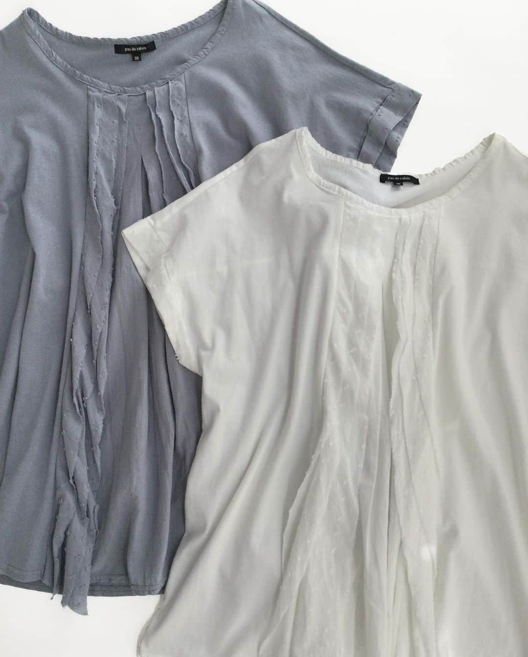 pas de calais -パドカレ-さんのインスタグラム写真 - (pas de calais -パドカレ-Instagram)「•  pas de calais  マテリアルミックス使いのクルーネックTシャツ。シンプルながらもデザインがポイントになっています。  •T-shirt (No.1635) Off White, Blue, Grey 18,700yen  #pasdecalais  #pasdecalais_offical_jp  #パドカレ #tshirt  #materialmix」5月11日 11時46分 - pasdecalais_official_jp