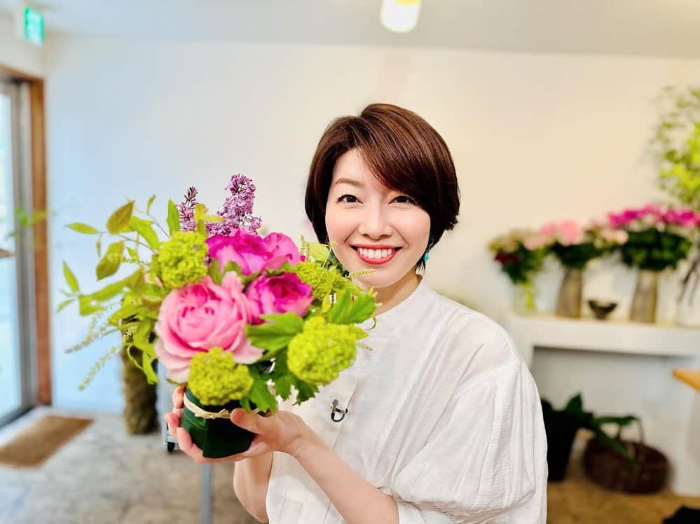 HTB「公式イチオシ！」のインスタグラム：「【森さやか通信💐】  母の日プレゼント🎁  お花の手作りブーケ💐  スイーツビュッフェ気分を味わえるお菓子BOX🍰  実用的で見た目も可愛いタオルもいいですね。  今年の母の日は、何を贈りますか⁉️  #母の日 #私は手作りブーケを作りましたよ #花屋YOSHIEMAKOTO #イチオシ #森さやか」