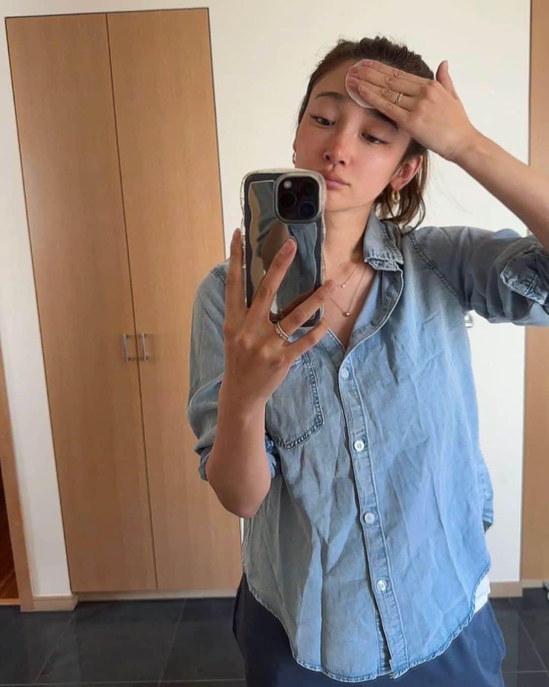 里海のインスタグラム：「7ヶ月の息子に 鼻を頭突きされましたよ😊 一昨日はオデコに 今日は鼻に😊 こんな写真しかない私…🥹 シャツもシワシワ…🥹 なんてこった」