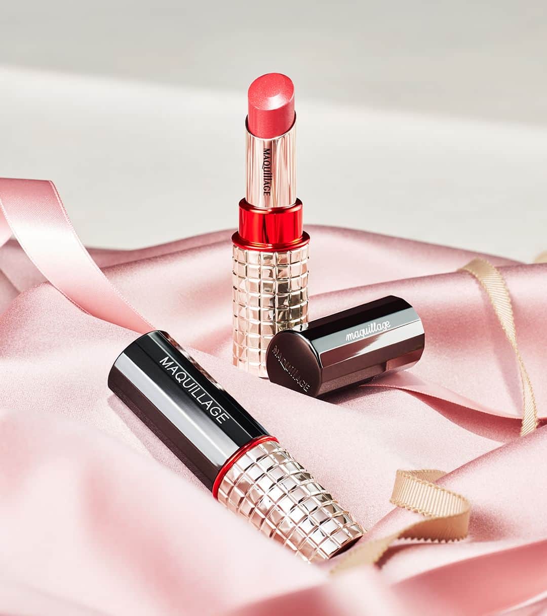 マキアージュのインスタグラム：「＼サプライズな刻印ルージュ💄／ 大切な人への贈り物に🎁  美容オイル生まれのルージュが 思い出に残る 素敵なアイテムに☝️ ​ ワタシプラスで購入すると、 お名前の刻印を入れられます  贈るのも贈られるのも 楽しくなるマキアージュの提案👆  詳しくは2枚目をチェック👀  ⬛ドラマティックルージュ EX (全10色)刻印サービスあり ¥3,080(税込)  ----------------------------------------------  マキアージュ公式Instagramでは 新商品やメイクに関する様々な情報を お届けしています！  気になった方はぜひ @maquillage_jp のプロフィールから checkしてみてください  ----------------------------------------------  #マキアージュ #ドラマティックの予感 #刻印 #口紅 #リップ #美容オイルルージュ #プレゼント #コスメ #ギフト #コスメギフト #人気コスメ #名入れギフト #リップメイク」