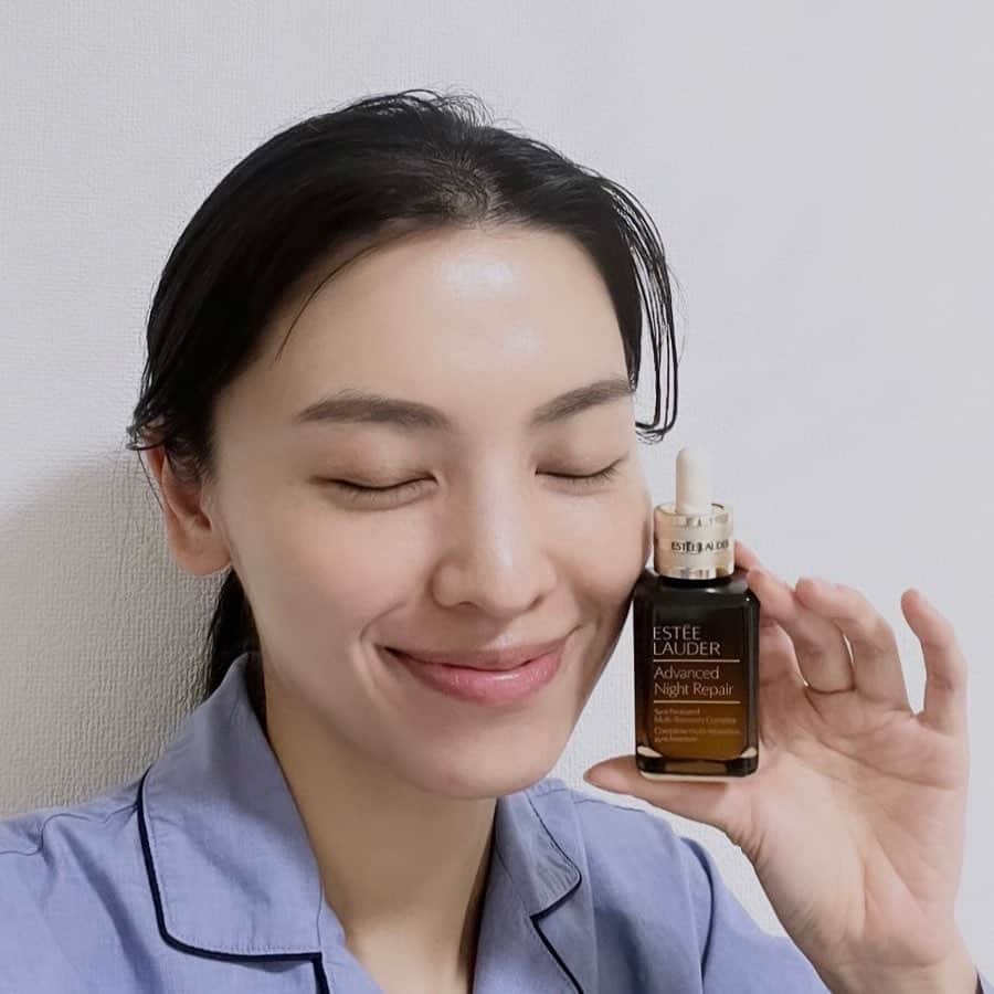 申真衣のインスタグラム：「7時間寝れたら👏🏼👍🏼 だけど、そうもいかない日にもエスティローダー @esteelauderjapan アドバンス ナイト リペアがあれば7時間深く眠った肌に🥺🕖🤎 わたしの1番のお気に入りでもある💙 睡眠不足のあなたに🫶🏼  #エスティローダー #アドバンスナイトリペア #日本の寝不足肌へ」