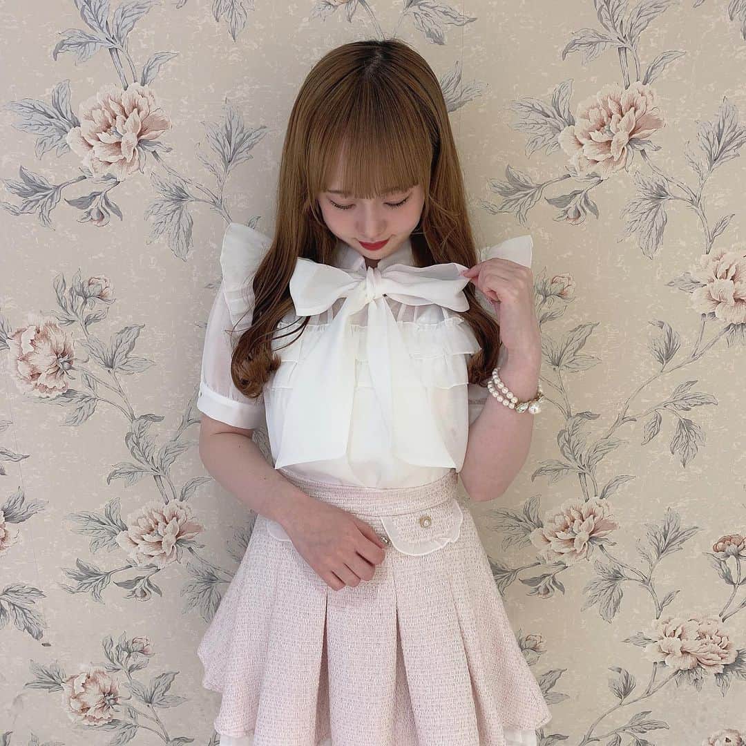 evelyn.coordinateのインスタグラム：「evelyn王道❕白ピンクコーデ🐇🩰🍓‪ 𓈒𓏸    夏にも着やすい透け感が  ポイントの【 #ダブルフリルリボンbs 】🥁🎀♡♡   𝒲𝒽𝒾𝓉𝑒のカラーは透け感もあって  1番ド定番に合わせやすい色味となってます🙃🤲🏻´-    そしてそして、、💡´- 裏地も着いてるので  全然透けないんです(⸝⸝›_‹⸝⸝)‬👍🏻🎀    ぜひチェックして見てくださいね♡♡    🍰#ダブルフリルリボンbs ¥6,900   🧁#ツイードフリルSK ¥6,900    #evelyn #エブリン #ガーリーコーデ #甘めスタイル #甘めコーデ #清楚コーデ #可愛い  #girly #feminine #パステル #girl #evelynコーデ#フェミニンコーデ #ootd #白コーデ」