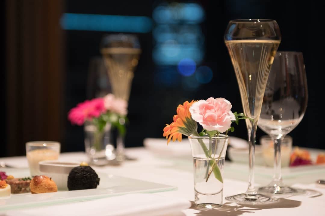 ホテルグランヴィア大阪のインスタグラム：「. 5月14日は母の日🌹 日頃の感謝を込めて、ホテルで楽しむランチ・ディナーや、レストランのお食事券のプレゼントはいかがでしょうか？ . フレンチレストラン「フルーヴ」や鉄板焼「季流」では、母の日限定のお得なランチ＆ディナーのプランをご用意。 また、公式オンラインショップでは、日本料理・フランス料理・鉄板焼など和洋のレストランでご利用いただけるレストランチケットを販売しております。 ご家族との大切なひとときを、ごゆっくりお過ごしください。 . 詳細はこちら👇 https://www.granvia-osaka.jp/news/detail/15121254896437b8ae9f6f8 . ====================================. ★詳しくはプロフィールよりホームページをご覧ください。 Please check our website for more details! ホテルグランヴィア大阪　@hotel_granvia_osaka ====================================. . ★JR西日本ホテルズでは、独自の衛生基準「Clean & Safety」を策定し、妥協のない清潔さと、衛生的な環境づくりに努めております。 https://www.granvia-osaka.jp/special/clean-safety . #ホテルグランヴィア大阪 #グランヴィア大阪 #大阪ホテル #梅田  #うめきた #ホテルレストラン #母の日 #hotelgranviaosaka #umeda #osaka #hotel #osakatrip #familytrip #restaurant」