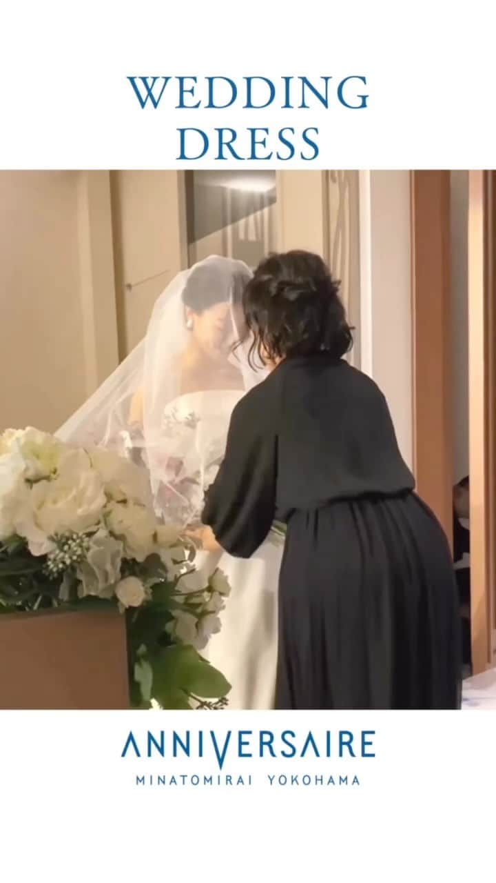 アニヴェルセル みなとみらい横浜 公式のインスタグラム：「子育ての卒業式と言われてるベールダウン ご新婦様とご新婦様の大切な方との特別な時間です✨  ﾟ･*:.｡. .｡.:*･゜ﾟ･*:.｡. .｡.:*･ﾟ･*:.｡. .｡.:*･゜  横浜 みなとみらいの結婚式場 #アニヴェルセルみなとみらい横浜  📌海や空のように「永遠に続く」という 　意味を持つロイヤルブルーのバージンロード  📌120年の歴史が刻まれた 　壮観なステンドグラスのチャペル  📌好みに合わせて選べる 　7つの貸切披露宴会場  @anniversaire_minatomirai  👆詳細はプロフィールURLの 　公式HPよりご覧いただけます✨  ﾟ･*:.｡. .｡.:*･゜ﾟ･*:.｡. .｡.:*･ﾟ･*:.｡. .｡.:*･゜  #アニヴェルセル #アニヴェルセルみなとみらい #結婚式場見学 #ブライダルフェア #結婚式準備 #式場見学 #花嫁準備 #結婚式準備 #横浜花嫁 #みなとみらい花嫁 #みなとみらいウェディング #みなとみらい婚 #みなとみらい結婚式 #横浜結婚式場 #プレ花嫁準備中 #プレ花嫁準備 #結婚式場 #2023花嫁 #2024花嫁 #チャペル#ベールダウン#子育て卒業式」