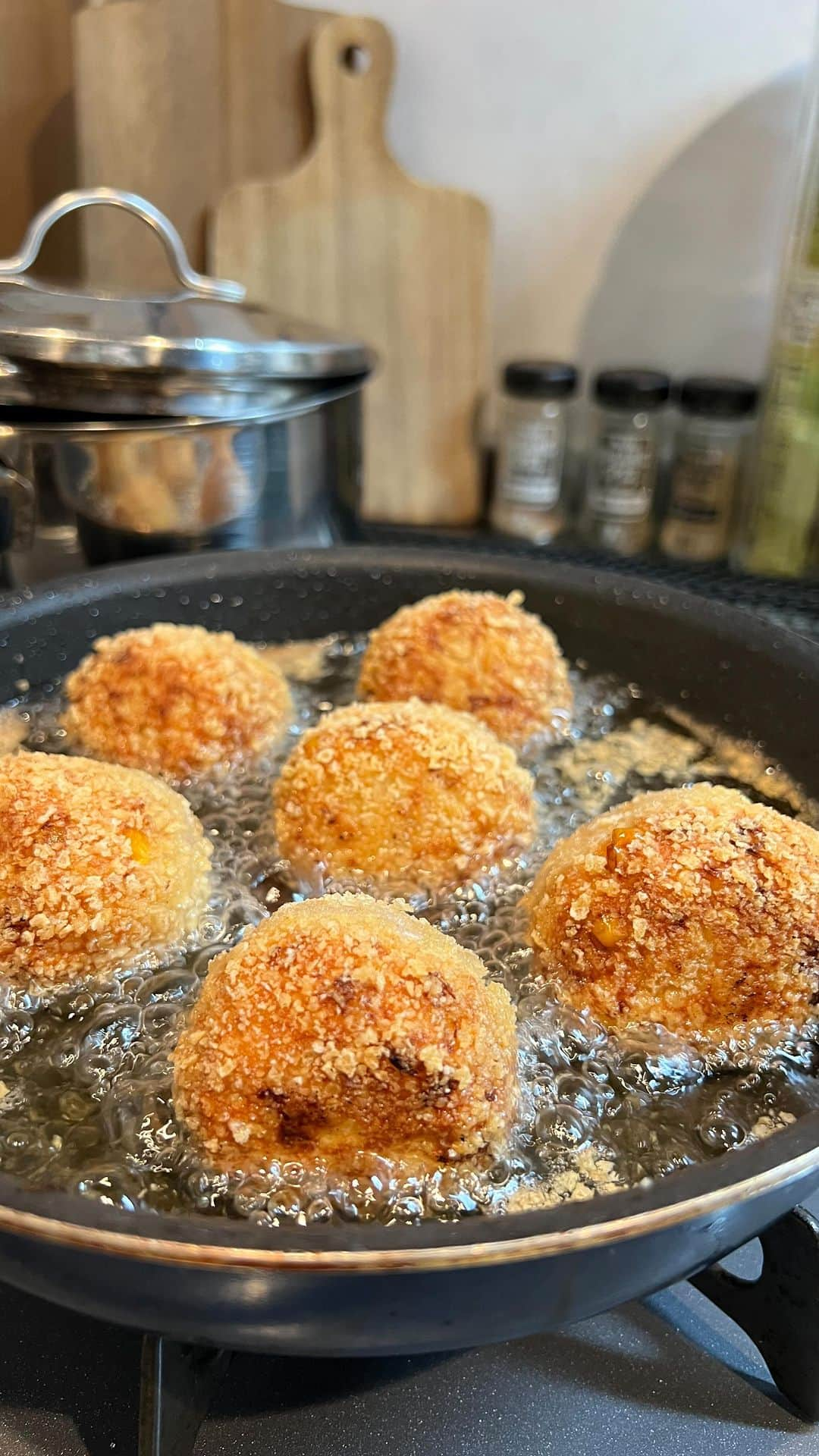 立花麻理のインスタグラム：「🥚ヘルシースコッチエッグ🥚  昨日 ハンバーグより時短で出来上がるし うずらの食感が好きで作ったら...  息子から 『今日はチーズハンバーグ作ってね😋』 と朝イチで珍しくリクエストされました...笑  やっぱり 子どもにはハンバーグが強いのか‼️🤣  ということで 今夜のうちの晩ごはんは チーズハンバーグに決定です💛  因みに ゆるグルテンフリー生活なので パン粉ではなく米の粉  @wapanko_ueman の #米の衣おからmix  使ってます😋 カリッと上がって美味しいよ🩷  あ、レシピ希望の方がいたら教えて下さい🥰🤲🏻 追記いたします📝  ・  #朝から夕飯のリクエスト本当に助かる #スコッチエッグ #ヘルシースコッチエッグ #今日の晩ごはんなにしよ？ #毎日おうちごはん #マリ飯 #米の衣」