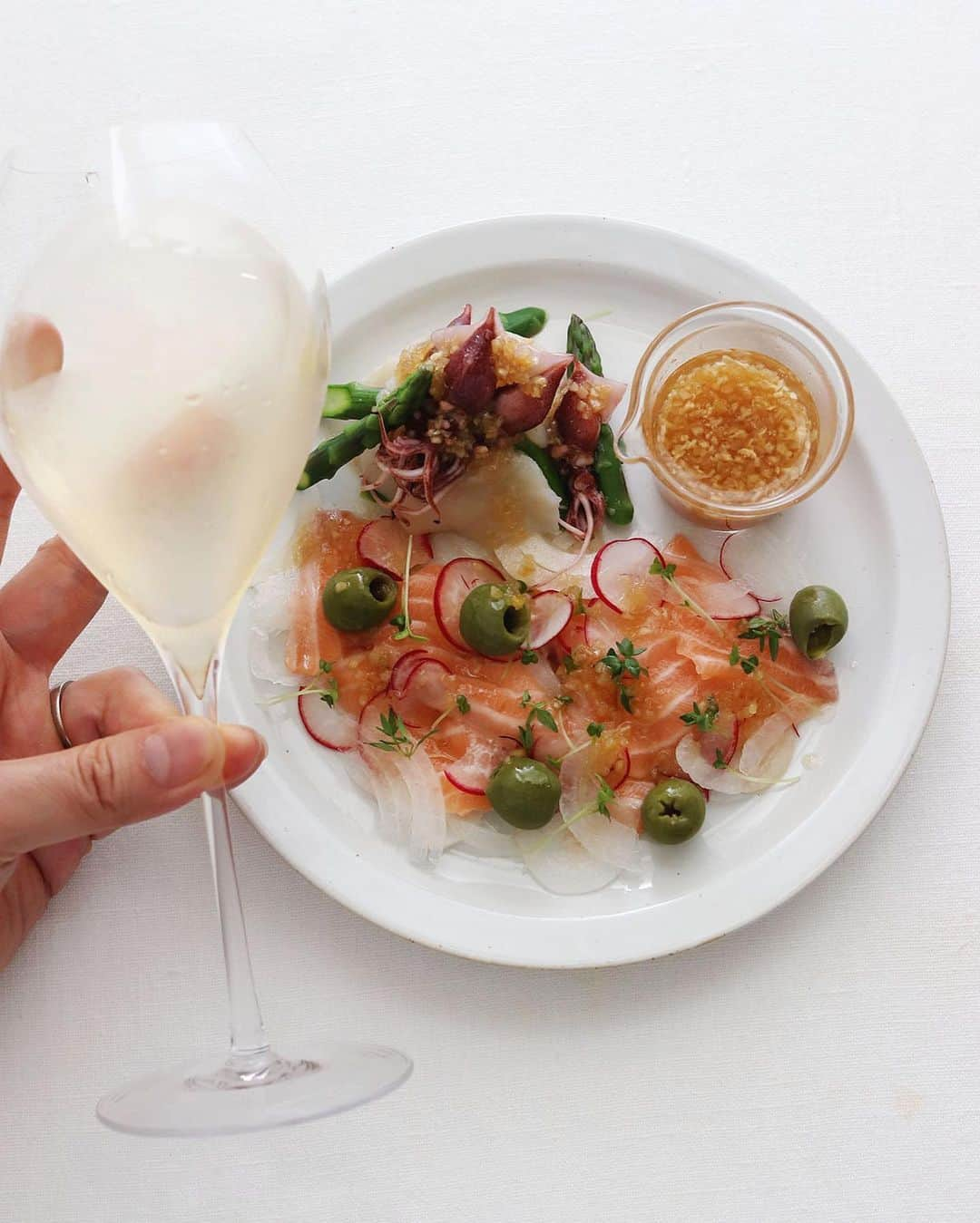 樋口正樹さんのインスタグラム写真 - (樋口正樹Instagram)「Seafood Salad Plate 🐟🦑🏝🍊 . お昼におしゃプレートで サーモンと新たまねぎの カルパッチョ的サラダと、 ホタルイカとアスパラと ホタテのサラダの盛合せ。 昼から飲んじゃうやつー😋 . 日向夏のドレッシングが お刺身などの海鮮に合う ことを教わり作ったとこ とっても美味しかったよ！ 教えてくれてありがとー🤗 🙇‍♂️👉@_chibitaco_ . 日向夏のドレッシングは 北野エースの推しの１本。 @kitanoace . . . #海鮮サラダ #カルパッチョ #日向夏ドレッシング #カルパッチョサラダ #ドレッシング #日向夏 #サラダプレート #ワインに合うサラダ #北野エース #北野エース買物倶楽部 #kitanoace #seafoodSalad #saladplate」5月11日 12時10分 - higuccini