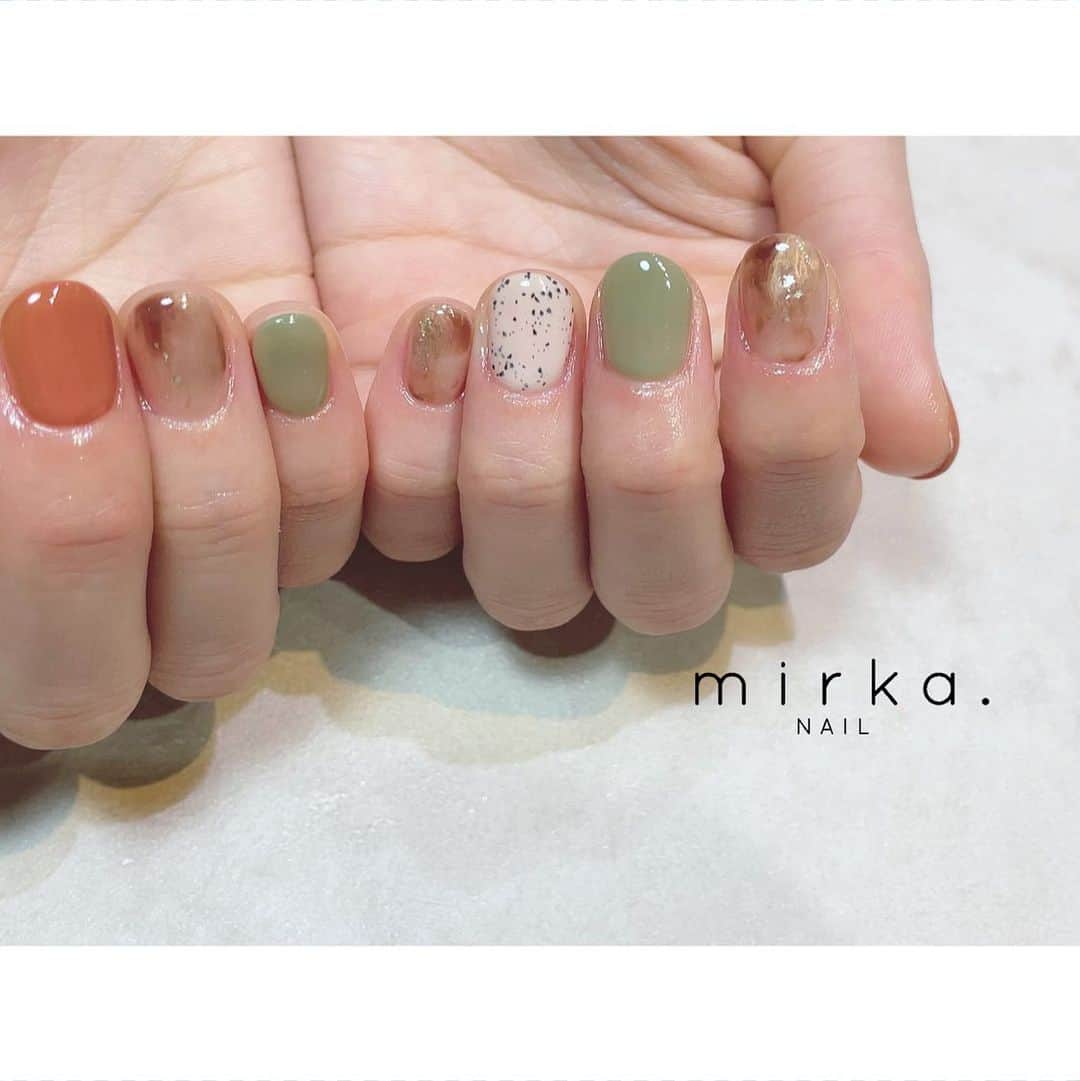 mirka. NAIL(ミルカネイル)のインスタグラム：「⁡ ⁡ ⁡ オレンジとグリーンをポイントに꙳ ⁡ ⁡ ………………………………………………………… ⁡ ご予約、お問い合わせは LINE ID⇒ @mirka.nail (@含む)まで。 ⁡ ご新規様はハイライトの「ご案内」と「ご予約方法」を必ずお読みいただいてからご予約くださいますようお願いいたします。 空き状況や詳細はLINEの投稿からご確認ください。 ⁡ ⁡ ⁡ ⁡ #mirkanail#nails#nail#nailart#naildesign #ショートネイル#ネイルアート#ネイルデザイン#ネイル#大人ネイル#シンプルネイル#オフィスネイル#ニュアンスネイル#ナチュラルネイル#カジュアルネイル#ショートネイルデザイン#美甲#春ネイル#春ネイル2023 #プライベートサロン#プライベートネイルサロン#東京ネイルサロン#東京ネイル#江東区ネイルサロン#森下#清澄白河 ⁡」