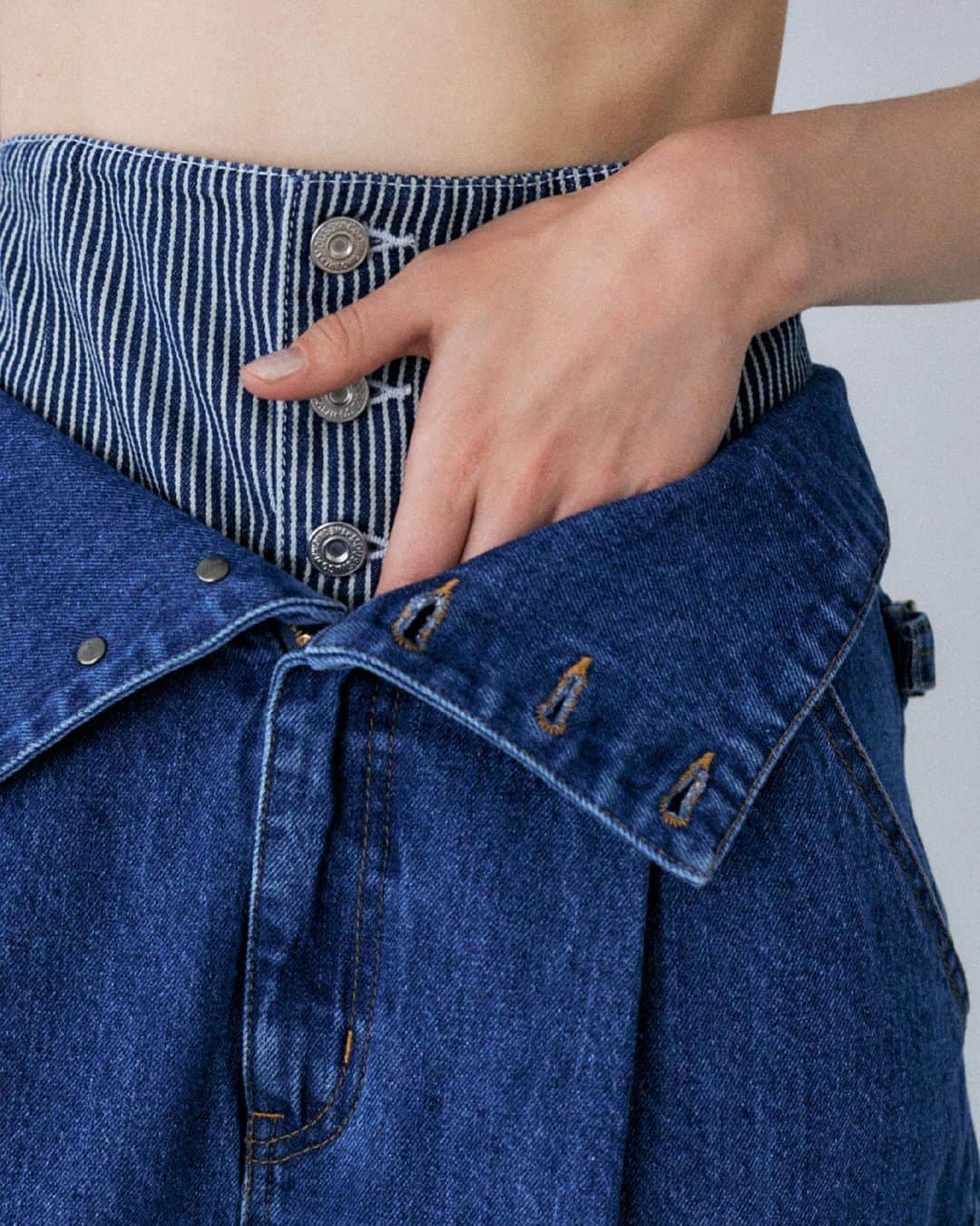 のインスタグラム：「New Release CORSET DESIGN WIDE STRAIGHT(010GAK11-5320) ウエストのコルセットデザインがポイントのワイドストレート。 夏に穿きやすいようワイドシルエットに仕上げ、ウエストのラインを細く強調して見えるデザインに。 コルセット部分を折り返し、腰にアクセントをつけたスタイリングもおすすめ。  全国のMOUSSY店舗／SHEL'TTER WEBSTORE／ZOZOTOWNにて5月12日(金)より発売開始。 #MOUSSYJEANS #MOUSSY」