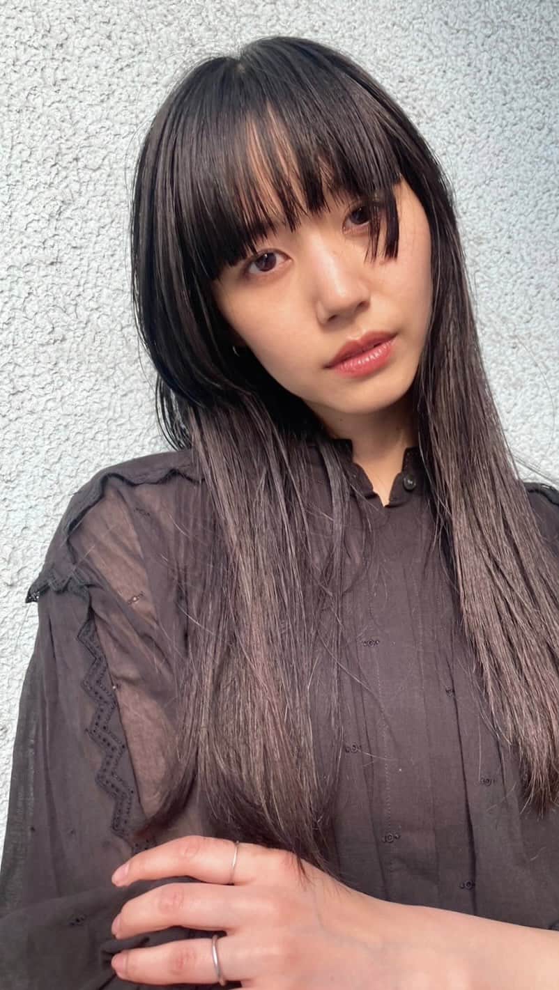 Shiho Sasakiのインスタグラム：「顔周りカット✂︎ 左右アシメに切ってもらったよ✌︎  #hair#haircut #黒髪ロング  #モードヘア」