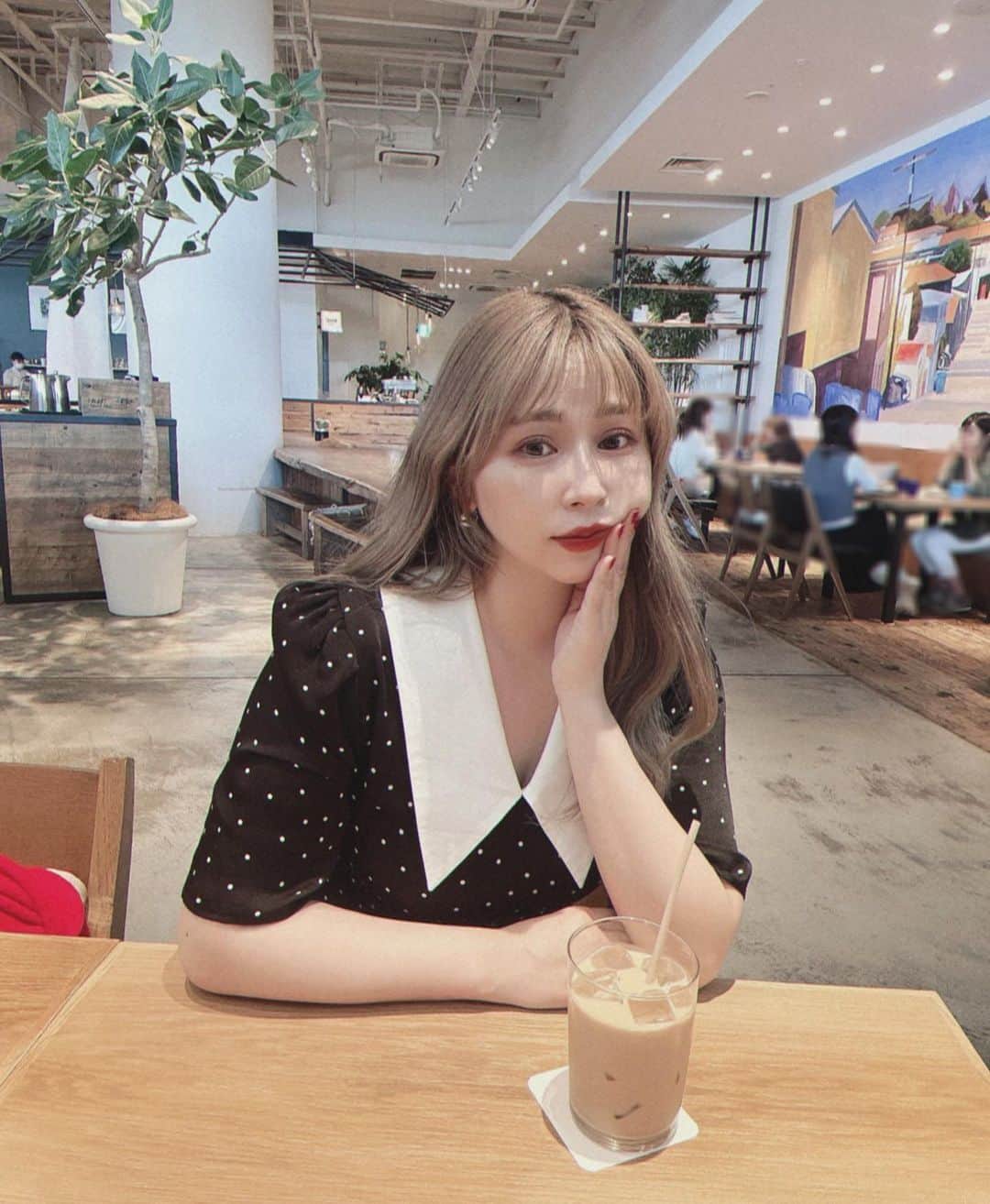 puinpiのインスタグラム：「友達とデート♡  ドットワンピースお気に入りすぎて すでに着たおしており、  気がつけばソースが服についていました。  うふふ。。。汗  🦦  #Pui#Puishop#ワンピース#ドットワンピース#ドット#カフェ#カフェ巡り#ヘアスタイル#ミルクティーベージュ#赤リップ#プイ」