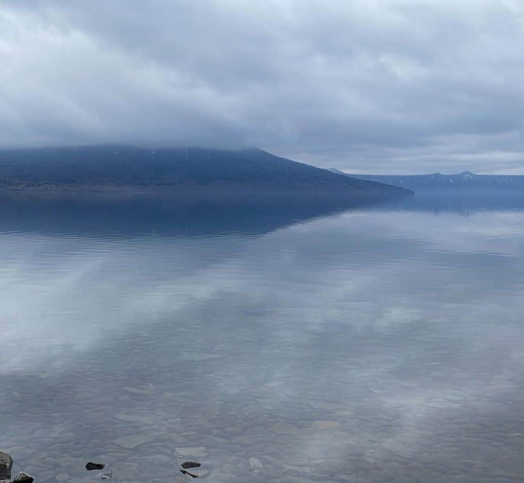 フジテレビ「空旅をあなたへ」さんのインスタグラム写真 - (フジテレビ「空旅をあなたへ」Instagram)「今週木曜日22:54〜　の「空旅をあなたへ」は、 アーティスト・藤原さくらが巡る、北海道・支笏湖✈️  世界有数の透明度を誇る支笏湖✨  ほとりには、 支笏ブルーと称される湖の美しさを独り占めする １日８組限定のオーベルジュ 「レイクサイドヴィラ翠明閣」があります🥹🌿  今回はこちらで極上滞在💁‍♀️💐  支笏湖を眺めながら入る 天然温泉の露天風呂♨️が旅の疲れを癒します😊✨  刻一刻と夕日に染まるレイクサイドの景色は息を呑む美しさ… シャンパン🥂を頂きながら 贅沢な時間を過ごします…😌  穏やかな時が流れる、 旅と音楽のマリアージュ。  大自然と響き合う北海道の空旅です。  是非ご覧下さい！（関東ローカル）  #藤原さくら さん #北海道 #支笏湖 #レイクサイドヴィラ翠明閣  #空旅をあなたへ #soratabi #撮影 #撮影オフショット」5月11日 12時30分 - soratabi_fuji