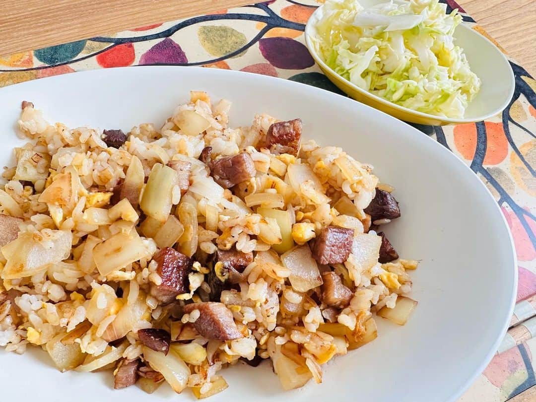 中嶋ユキノさんのインスタグラム写真 - (中嶋ユキノInstagram)「久々の、、 ✨🍴自炊シリーズ🍴✨  🍚玉ねぎたっぷりガーリック炒飯 🥬昨日から漬け込んだ酢キャベツ  丁寧に作ると、丁寧に食べようと思うねん🫣  パワー💪🏻💪🏻💪🏻  #自炊 #自炊日記 #自炊女子  #自炊レシピ #自炊記録  #自炊スタグラム  #ガーリック #ガーリックライス  #酢キャベツ #キャベツ   #中嶋ユキノ  #シンガーソングライター #nakajimayukino #singersongwriter」5月11日 12時24分 - nakajima_yukino