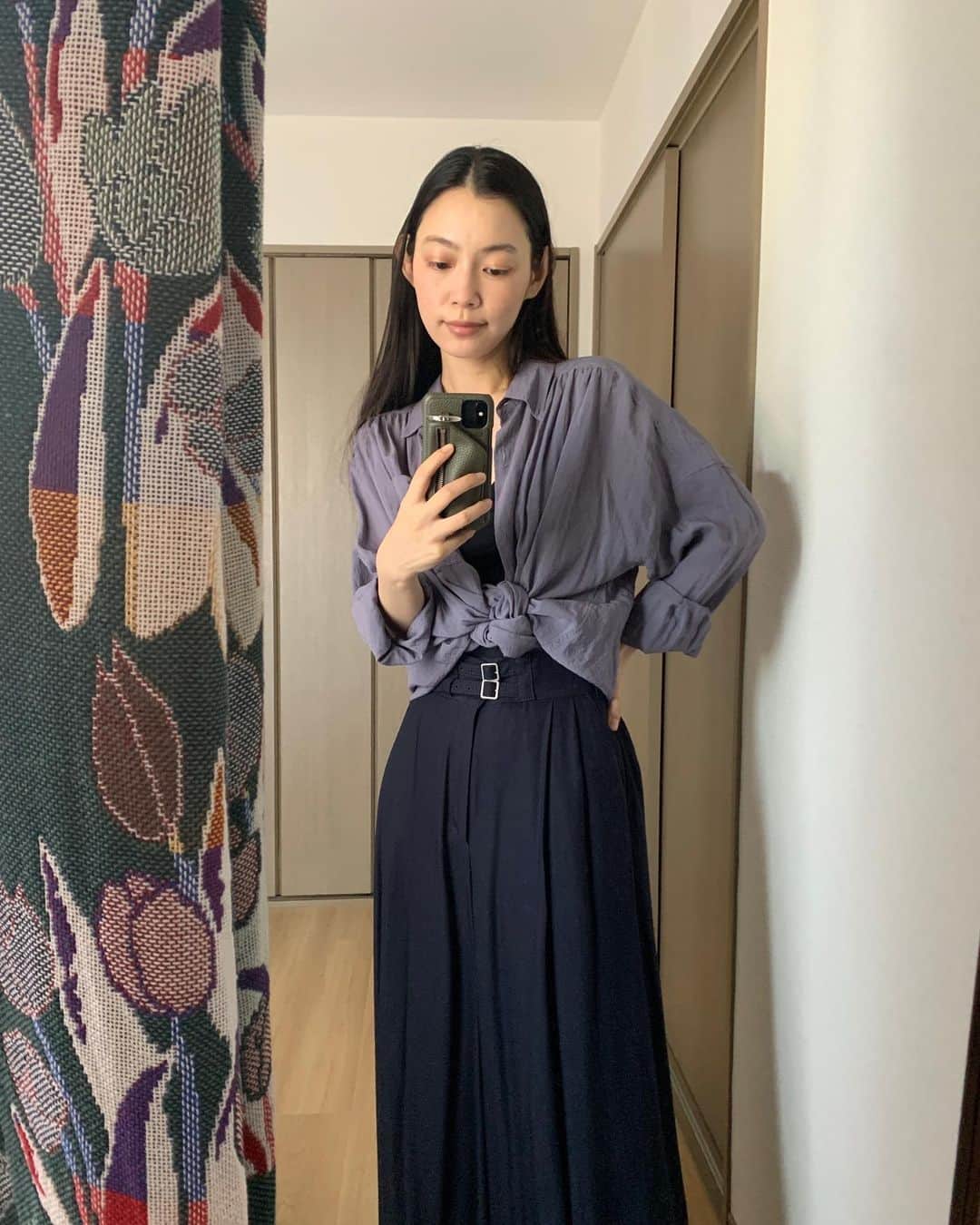 のインスタグラム：「💜  段々と気持ちいい季節になってきてて嬉しい！ この日はサラッとシャツを羽織るだけでお出かけできるお天気でした☀︎  HANROのコットンキャミソールの着心地が良すぎてこれから大活躍の予感。 (5月17日から伊勢丹新宿店でポップアップがあるそう✔️)  シンプルかつ上品で女性らしくみせてくれるシルエットにうっとりです。  #coordinate #spickandspan #hanro」