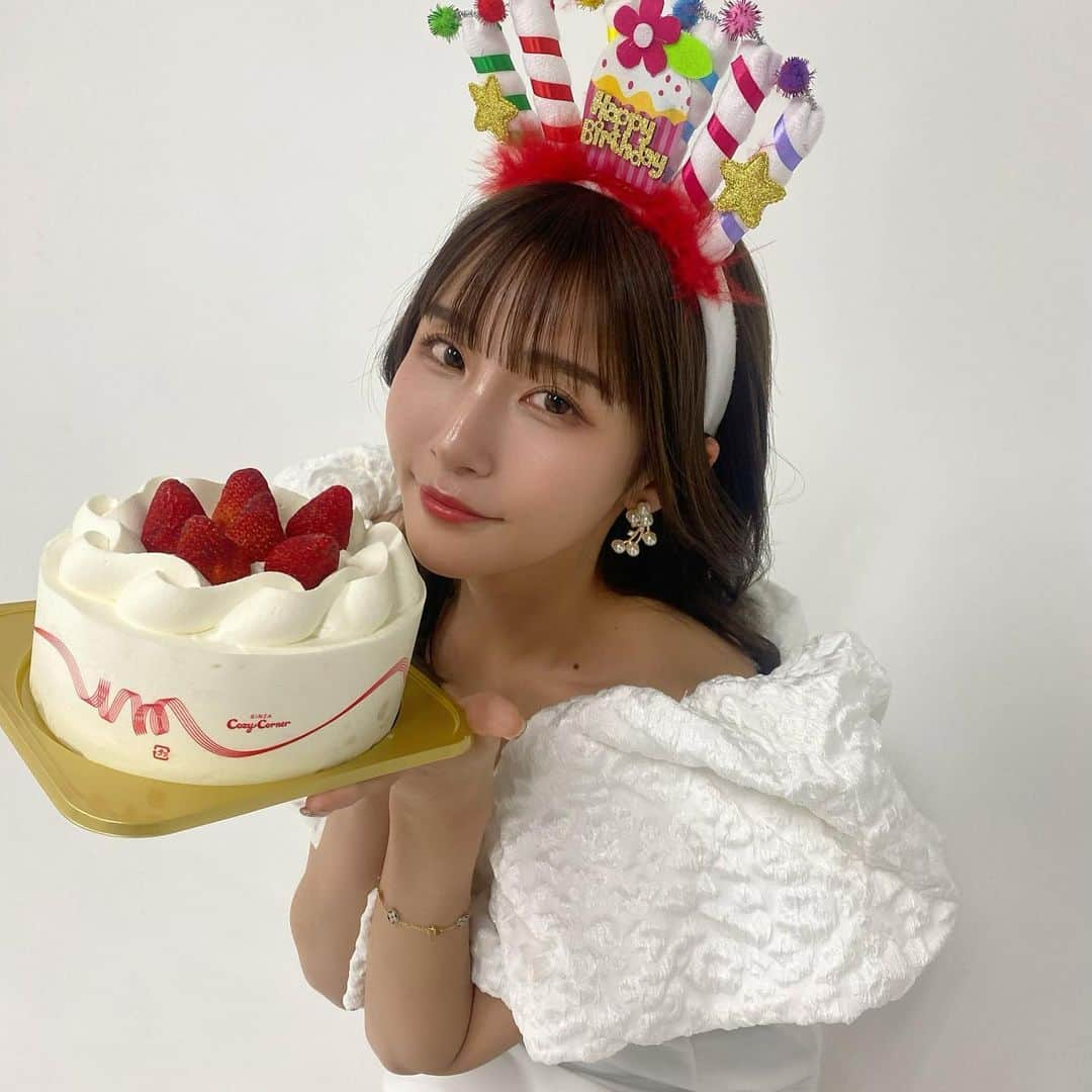 蒼川愛さんのインスタグラム写真 - (蒼川愛Instagram)「29歳になりました🎂‪‪❤︎‬  東京に戻って来てから、本当に周りの皆さまに恵まれているなぁと実感しています😌🤍 毎日楽しく過ごせるのはお友達やお仕事関係で関わってくださる方々のおかげです。 . フォロワーの皆さまも、いつも暖かく見守ってくださり本当にありがとうございます‪‪❤︎‬ 私がSNSを続ける理由の1つは、フォロワーさんとの日々の繋がりが心地よく、dmやコメントでのやり取りも私の励みになっているからです🌸 これからもよろしくお願いいたします！  お誕生日の撮影は @heron214  @yukanamitsu  と一緒に🥰 やりたいことぜんぶ叶えてくれてありがとうございました♡  29歳の蒼川愛もよろしくお願いいたします❤️ . . . #happybirthday #29歳」5月11日 12時33分 - tougarashi_suki