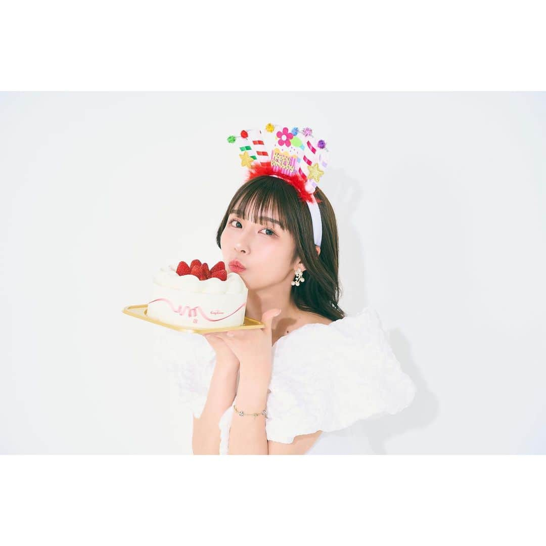 蒼川愛さんのインスタグラム写真 - (蒼川愛Instagram)「29歳になりました🎂‪‪❤︎‬  東京に戻って来てから、本当に周りの皆さまに恵まれているなぁと実感しています😌🤍 毎日楽しく過ごせるのはお友達やお仕事関係で関わってくださる方々のおかげです。 . フォロワーの皆さまも、いつも暖かく見守ってくださり本当にありがとうございます‪‪❤︎‬ 私がSNSを続ける理由の1つは、フォロワーさんとの日々の繋がりが心地よく、dmやコメントでのやり取りも私の励みになっているからです🌸 これからもよろしくお願いいたします！  お誕生日の撮影は @heron214  @yukanamitsu  と一緒に🥰 やりたいことぜんぶ叶えてくれてありがとうございました♡  29歳の蒼川愛もよろしくお願いいたします❤️ . . . #happybirthday #29歳」5月11日 12時33分 - tougarashi_suki