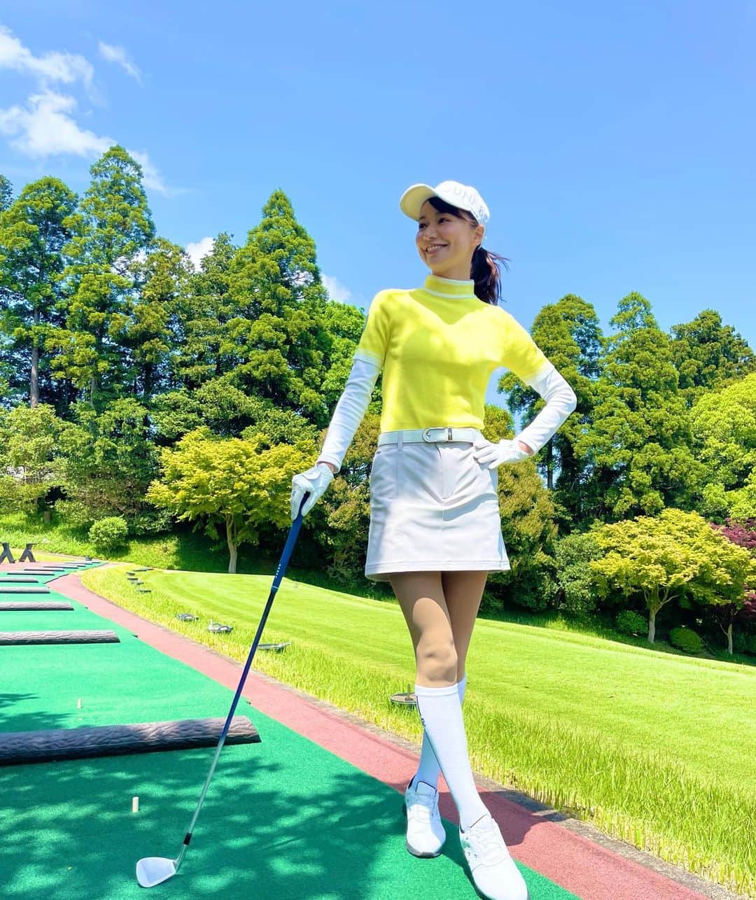 三枝こころさんのインスタグラム写真 - (三枝こころInstagram)「イエローな気分⛳️🏌️‍♀️ @junandrope  5月は暑くなく寒くなく、ちょうどいい気候。 撮影にしっかり晴れてくれて☀️ 最高でした。 ストッキング履くようになってからハイソックスが好き❤️ #ゴルフウェア #junandrope #イエローな気分 #ストッキング女子 #ハイソックスコーデ  #golf #ママゴルフ #女子ゴルフ」5月11日 12時36分 - kokoro_golf