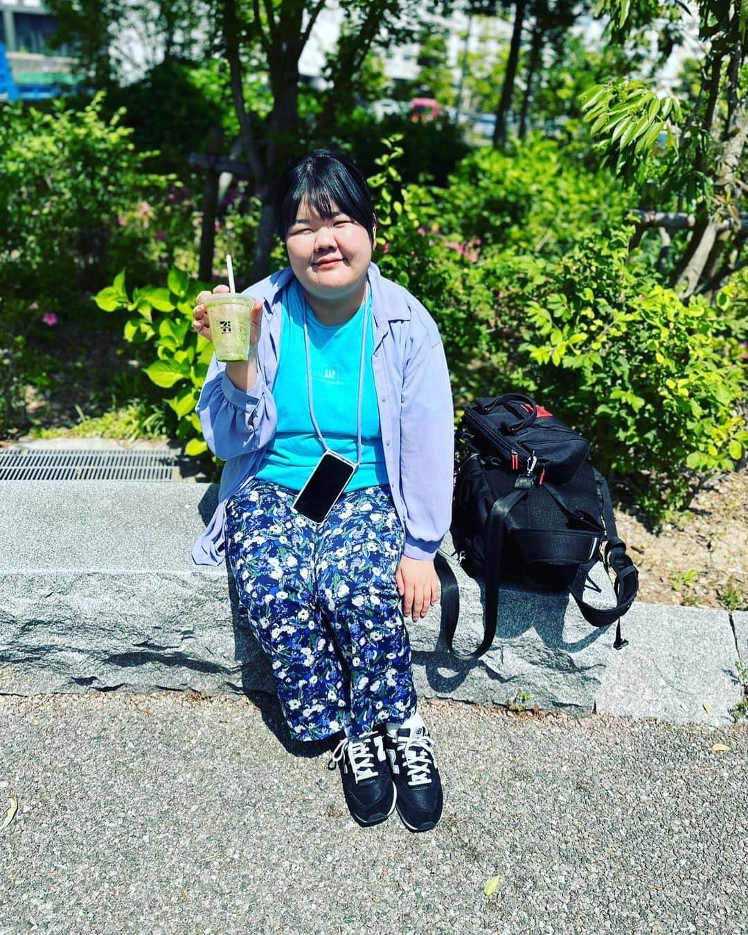 あんりさんのインスタグラム写真 - (あんりInstagram)「本日のコーデ  深海のお母さん  Tシャツ GAP シャツ　GU ズボン　UNIQLO 靴　ニューバランス  お供 セブンイレブンのグリーンスムージー 清喜ひとしなの出汁ステーキ  #清喜ひとしな  #コーデ #本日のコーデとお供 #婚活」5月11日 12時37分 - f_y_e_b