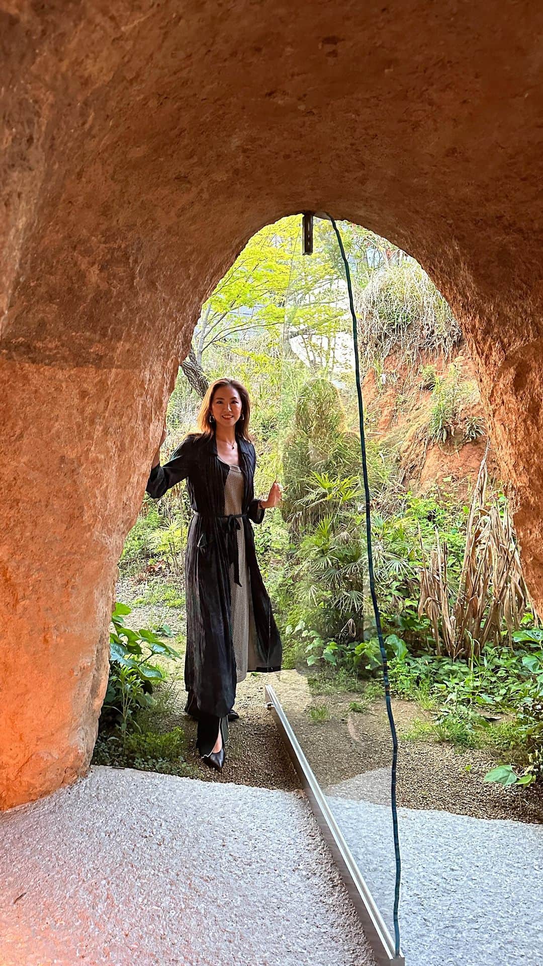 西内ひろのインスタグラム：「山口にある、ずっと行ってみたかったレストランにやっと来れました❤️  石上純也さんが設計なさったこの建築は、発想力が最高にクレージーでカッコ良すぎました👏  10年近くかけて完成させた、オーナーの平田さんには 思わず拍手しちゃいました👏👏  @okcs_maison_owl   It was reall amazing place! in Yamaguchi.  #山口 #西内ひろのオススメ旅」