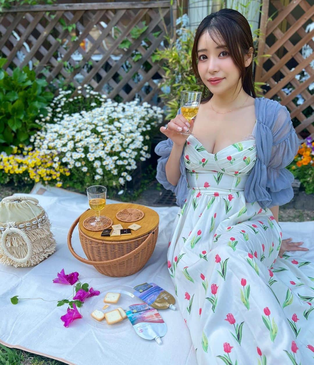 中村かなのインスタグラム：「🌞 ・ ・ これからの季節必須アイテムな日焼け止め🌞 ・ 今年はボディ用に 瞬時にキラキラ発光肌を演出してくれる✨✨ サンカット トーンチェンジクリエーターUV ＜イルミネイト/ブロンズ＞ @suncut_official  ・ ・ ☑︎SPF50+/PA++++ ☑︎化粧下地としても使える ☑︎パウチタイプでかさばらない ☑︎スーパーウォータープルーフ ・ ・ お肌をきれいに見せてくれるお気に入りの日焼け止め🌞 ・ ・ @cchannel_lemonsquare @suncut_official #lemonsquare🍋 #サンカット #日焼け止め #トーンチェンジ #化粧下地 #メイク #美容好き #日焼け止め下地 #日焼け止めクリーム #紫外線 #紫外線 #紫外線ケア  Lemon Squareを通じて、「サンカット】からサンカットR トーンチェンジクリエーターUV を提供してもらいました」