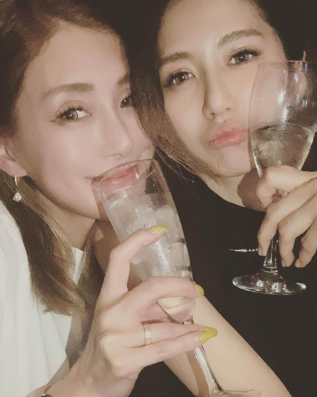 遠藤彩香さんのインスタグラム写真 - (遠藤彩香Instagram)「私たちをご存知の方、この光景に 見覚えがあるのではないでしょうか。  10年前も10年後の今もおんなじ事してる…  さらに10年後も同じ事してそ  #翌日キャンプなのに #何故か呑んでる #更に#呑み続けてる #モエ呑んで仕上がった #帰って何も準備できなかった#😆」5月11日 12時48分 - endo_ayaka