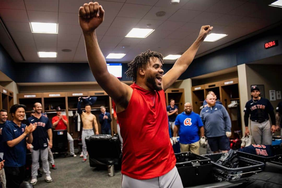 ジャスティン・ターナーさんのインスタグラム写真 - (ジャスティン・ターナーInstagram)「Celebrating 400 with our guy @kenleyjansen74 Huge congratulations to you, your family and the entire island of Curaçao!! You’re the best bro, nothing but ❤️ #74 #400SavesClub」5月11日 12時58分 - redturn2