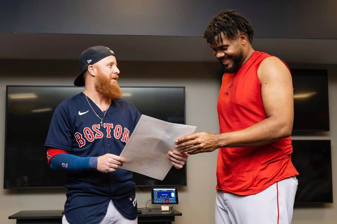 ジャスティン・ターナーさんのインスタグラム写真 - (ジャスティン・ターナーInstagram)「Celebrating 400 with our guy @kenleyjansen74 Huge congratulations to you, your family and the entire island of Curaçao!! You’re the best bro, nothing but ❤️ #74 #400SavesClub」5月11日 12時58分 - redturn2