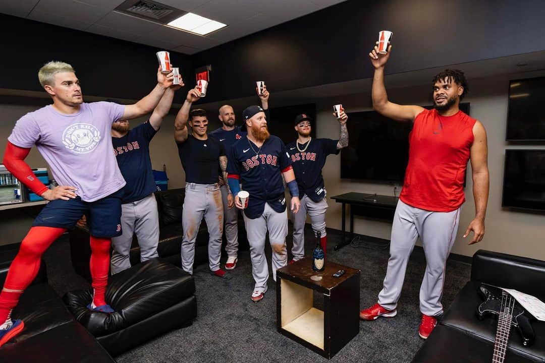 エンリケ・J・ヘルナンデスのインスタグラム：「Tonight we celebrate you! Beyond proud of you brother. I consider myself lucky to have witnessed 200th, 300th and now your 400th save. #1of7 @kenleyjansen74」