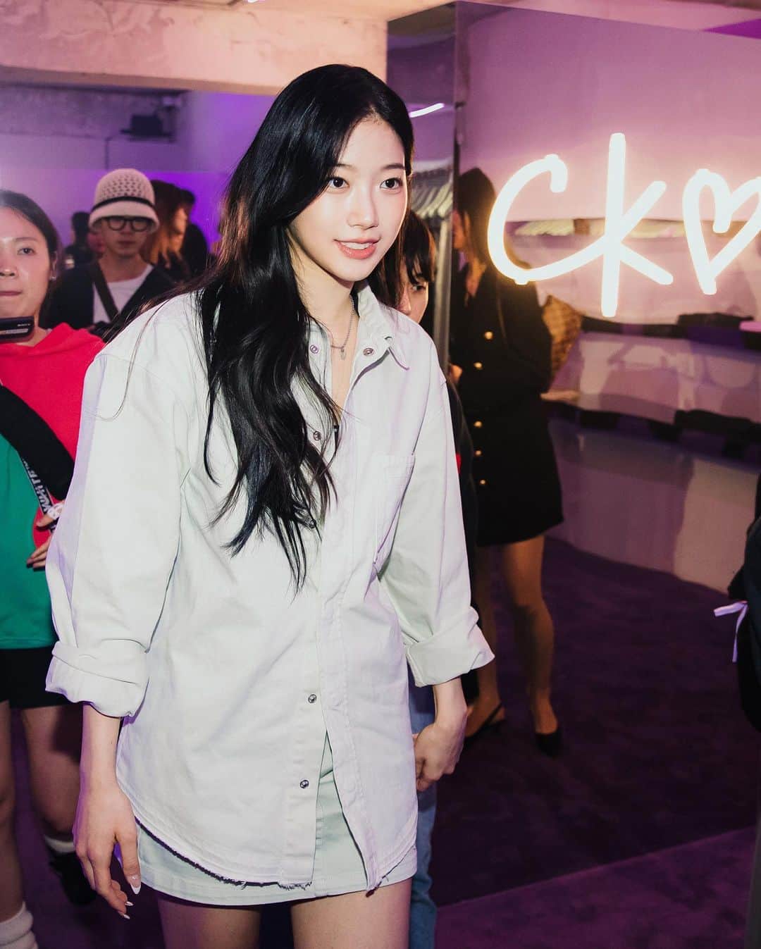 가로수길 , Seoulのインスタグラム：「Jennie for Calvin Klein  Thx @k_a_z_u_h_a__ 🫶🏻🥹  집에 가려던 찰나에 마주한 르세라핌 카즈하 ✨ 왜 다들 카즈하카즈하 하는지 알겠더라능 ㅎㅎ 셀카 남겨두길 잘했다 야호」