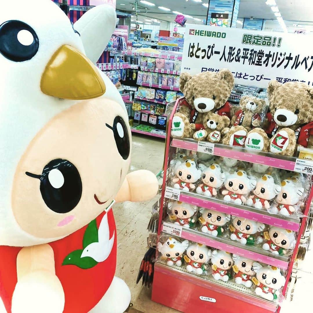 のインスタグラム：「👬👫👫👭✨🕊🕊  ／ 本日、5月11日は　#ご当地スーパーの日 ！ ＼  平和堂のご当地ベア、ネットショップで販売中！ 他にもTシャツなど大人気オリジナルグッズを購入できるのでぜひチェックしてみてね～🧸✨🕊🕊  🛒✅平和堂インターネットショップ https://shop.heiwado.jp/products/list  #ご当地ベア#ご当地ベア捕獲場所  #平和堂#イメージキャラクター #はとっぴー #アルプラザ #フレンドマート #エール」