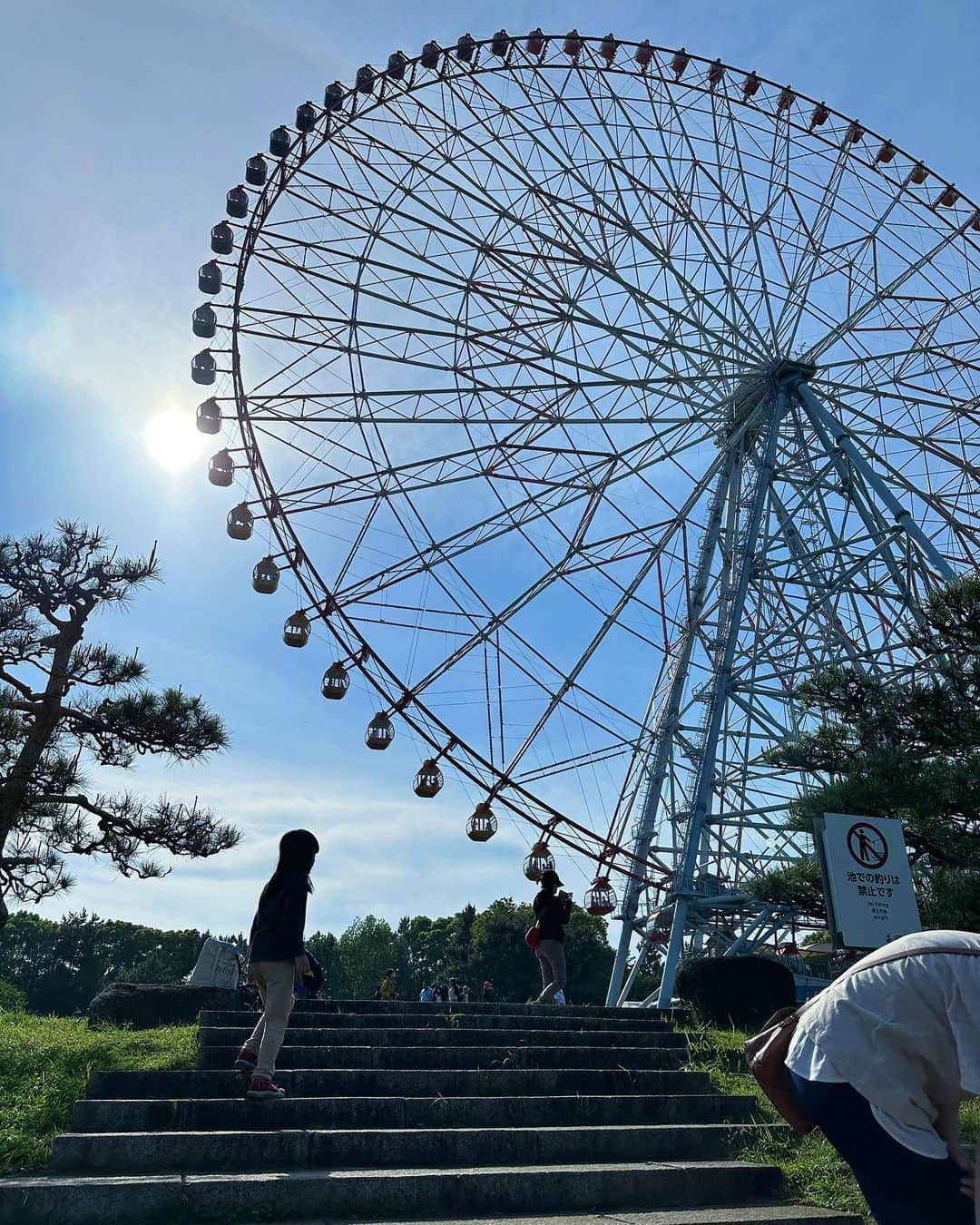 清浦夏実のインスタグラム：「GW。朝目覚めたら良いお天気だったので、サンドイッチを作って、適当にお弁当箱に詰めて、水筒にコーヒー淹れて葛西臨海公園へ。着いて早々財布がないことに気づく。  葛西臨海公園は23区のはしっこ。羽海野チカ先生の「ハチミツとクローバー」では都会とディズニーランドに挟まれた穴場、なんて紹介されていました。  土地も建物もやたらに広くてデカくて、遠近感がよく分からなくなりますが、都営なので施設は充実しています。各所にあるトイレも綺麗。ピクニックにはもってこい。千葉出身の私としては、ここの観覧車が車や電車から見えたら帰ってきたなぁと思うし、お世辞にも綺麗とは言えない海が私にとっての海だし、学生時代は初日の出を見たり、思い出深い場所です。  休憩用のテントもあるし、海で遊ぶ用のサンダルも履いてきたのに、財布だけがない。まぁなんとかなるか…と電子決済だけでどこまで遊べるか検証してみたところ、売店いける、観覧車いけない、水族館いける、でした。  爽やかな気候の中でのんびりと過ごせましたが、観覧車乗りたかったな…。また訪れようと思います。  #GW #葛西臨海公園 #葛西臨海公園水族館 #ハチミツとクローバー #観覧車 #海  #ピクニック #海あそび #財布 #忘れた #ペンギン #ピカチュウ #鯉のぼり #BLUE #五月晴れ」