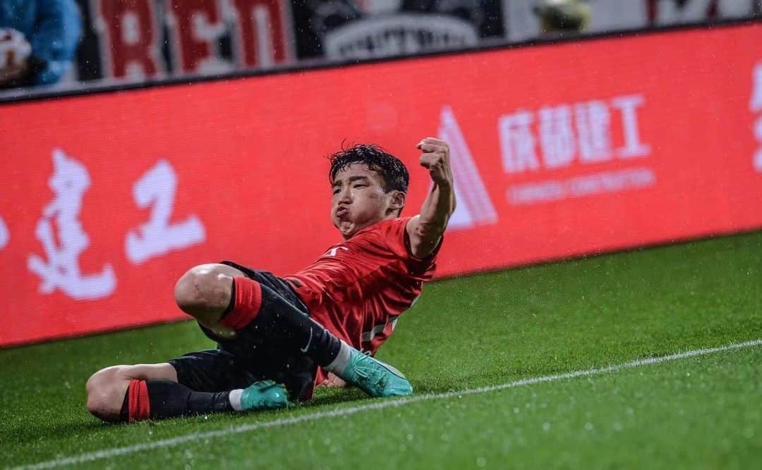 キム・ミヌのインスタグラム：「비오면 미끄러져야 제맛🙃3호골⚽️」