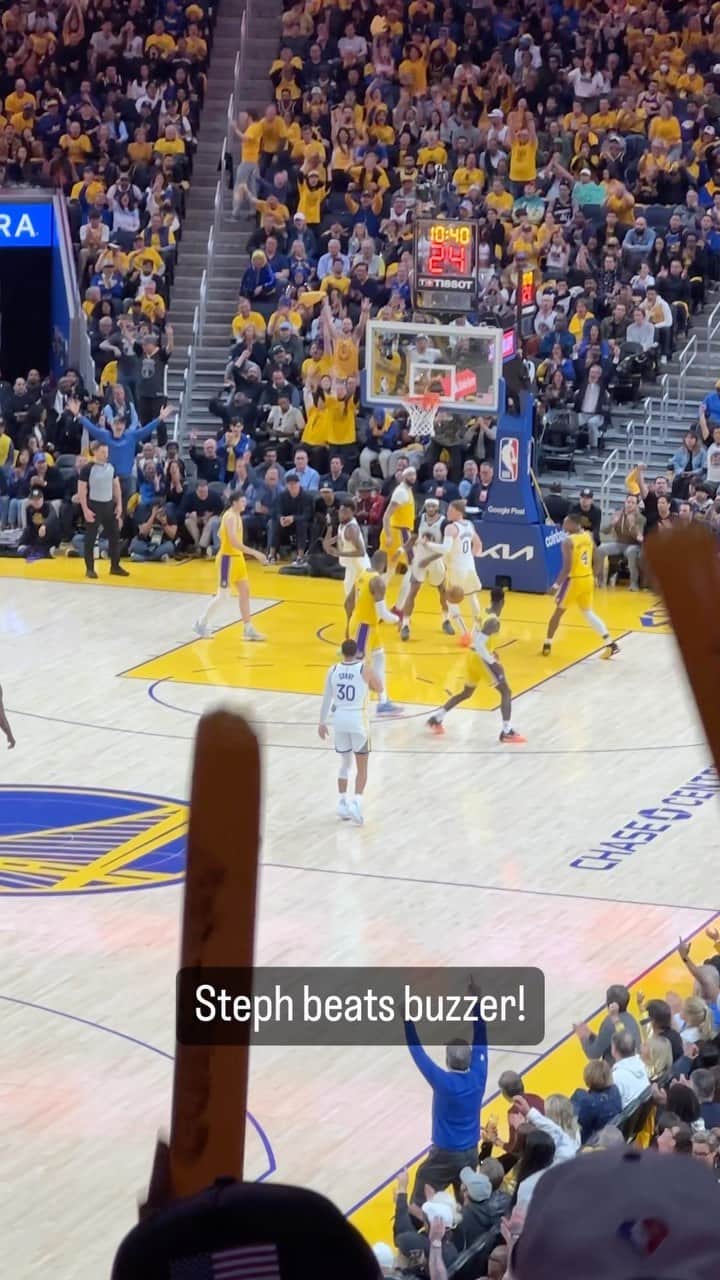 ゴールデンステート・ウォリアーズのインスタグラム：「@stephencurry30 beats the buzzer!」