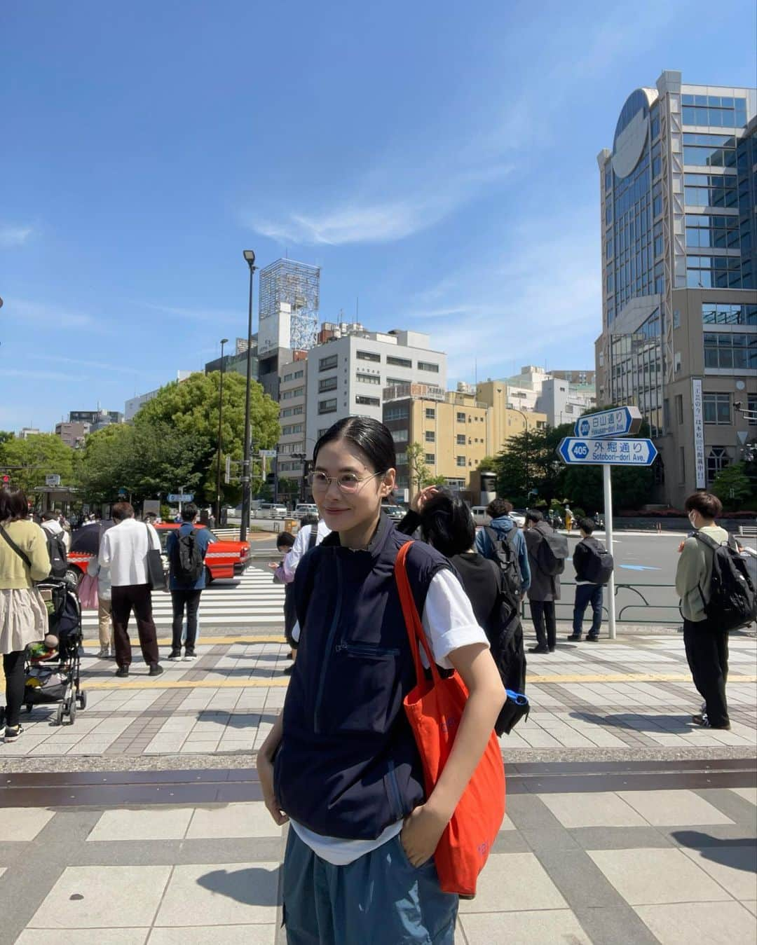 田中シェンさんのインスタグラム写真 - (田中シェンInstagram)「眼鏡は身体の一部です💄  Vest /felco  Tshirts @columbia_jp  Pants @freaksstore_official  Shoes @adidasoriginals  Bag / mangrove Glasses @kearny_eyewear   水道橋に行った目的はただ一つ❗️ インスタで見かけた緑と白の あの場所は本当に存在しているのか この目で確かめたかったのです🤦🏻‍♀️  @togglehotel  #togglehotel #togglehotelcafe  本当にパッキリグリーンと白で割れてました！ ホテル内にあるカフェだけど、 泊まってなくても朝10:00〜利用できます💯 緑と白の部分では床の材質も違ったような...？ 9階にあるので見晴らしもいいし、スタジオの ようでした☺️ただ緑だからか、顔色が少し 悪く写ります、反対色の赤とか着ると良さそう！ 🤳(個人の見解) ケーキもコーヒーもgood!  鯖ご飯も美味しそうだったのですが、 今日はアジアな気分だったのでこちらに💁🏻‍♀️  @hainan_jeefan_shokudo  #シンガポール海南鶏飯水道橋本店  蒸し鶏は食べたことあるけど、揚げ鶏は 食べたことなかったので、ハーフ&ハーフの お得ランチセットに✨結果、揚げ鶏のほうが 好きな事が判明しました🙏🏻 シンガポールライスが美味い🍚  週末は韓国料理だ❣️🇰🇷  @togglehotel located in #suidoubashi has Amazing concept in their cafeteria/ cafe. The space is divided into green and white space both  Exist in same room! Since they are divided so Efficiently, u almost think it’s photoshoped effect After taking pictures😉 see with ur own 👀💛  #水道橋グルメ #水道橋博士 #水道橋ランチ  #水道橋駅 #水道橋飲み #水道橋カフェ巡り  #中央線散歩 #中央線グルメ #中央線さんぽ  #映えホテル #東京観光🗼 #東京フォトスポット  #シンガポールランチ #シンガポールチキンライス  #東京ファッション #tokyotouristinfo  #일본여행🇯🇵 #일본사람  #도쿄여행✈️ #도쿄맛집추천 #日本旅行🎌 #美食推薦👍🏻  #코디스타그램그램 #日本旅遊達人  #adidassüperstar #adidasコーデ」5月11日 19時50分 - shen_tanaka