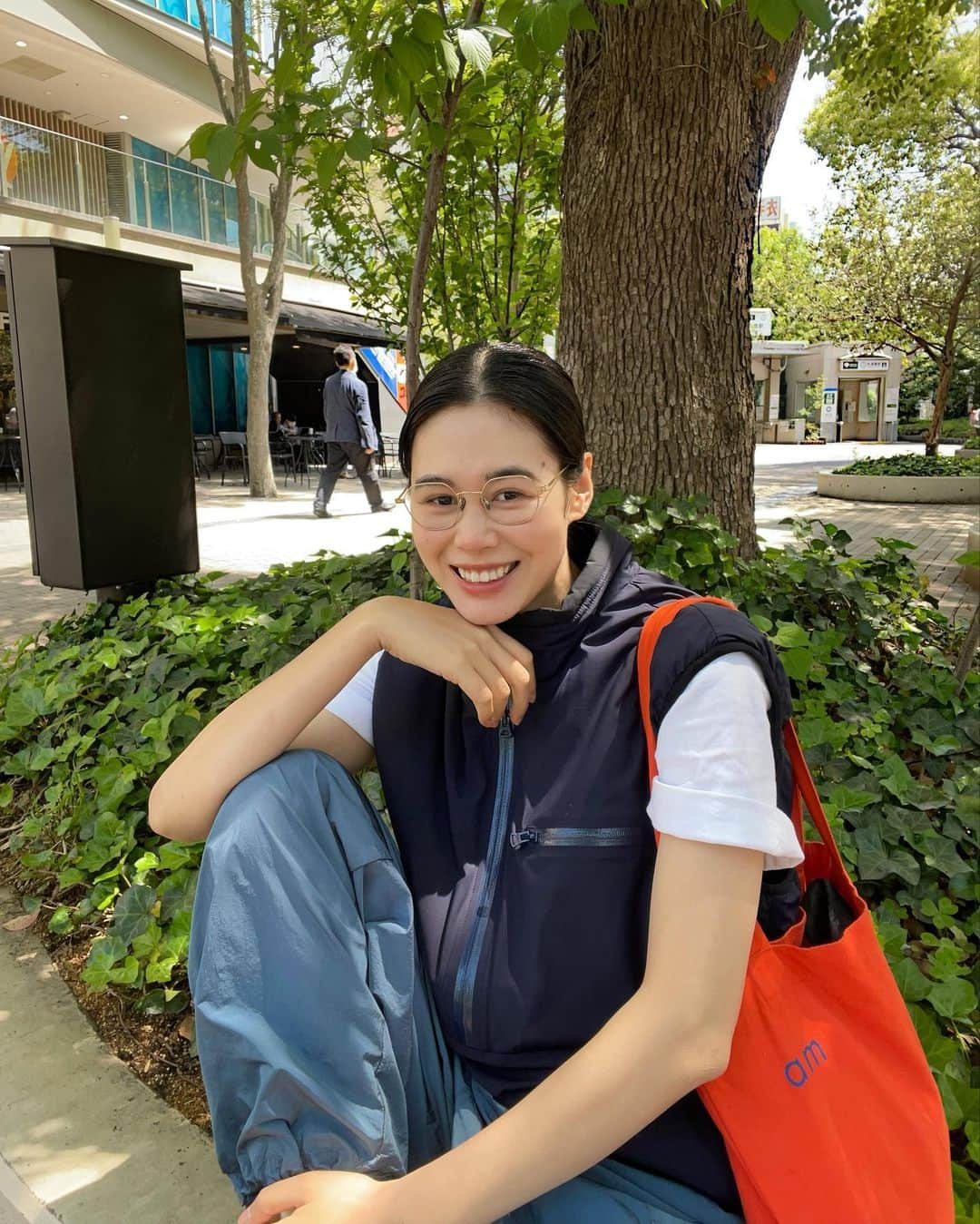 田中シェンさんのインスタグラム写真 - (田中シェンInstagram)「眼鏡は身体の一部です💄  Vest /felco  Tshirts @columbia_jp  Pants @freaksstore_official  Shoes @adidasoriginals  Bag / mangrove Glasses @kearny_eyewear   水道橋に行った目的はただ一つ❗️ インスタで見かけた緑と白の あの場所は本当に存在しているのか この目で確かめたかったのです🤦🏻‍♀️  @togglehotel  #togglehotel #togglehotelcafe  本当にパッキリグリーンと白で割れてました！ ホテル内にあるカフェだけど、 泊まってなくても朝10:00〜利用できます💯 緑と白の部分では床の材質も違ったような...？ 9階にあるので見晴らしもいいし、スタジオの ようでした☺️ただ緑だからか、顔色が少し 悪く写ります、反対色の赤とか着ると良さそう！ 🤳(個人の見解) ケーキもコーヒーもgood!  鯖ご飯も美味しそうだったのですが、 今日はアジアな気分だったのでこちらに💁🏻‍♀️  @hainan_jeefan_shokudo  #シンガポール海南鶏飯水道橋本店  蒸し鶏は食べたことあるけど、揚げ鶏は 食べたことなかったので、ハーフ&ハーフの お得ランチセットに✨結果、揚げ鶏のほうが 好きな事が判明しました🙏🏻 シンガポールライスが美味い🍚  週末は韓国料理だ❣️🇰🇷  @togglehotel located in #suidoubashi has Amazing concept in their cafeteria/ cafe. The space is divided into green and white space both  Exist in same room! Since they are divided so Efficiently, u almost think it’s photoshoped effect After taking pictures😉 see with ur own 👀💛  #水道橋グルメ #水道橋博士 #水道橋ランチ  #水道橋駅 #水道橋飲み #水道橋カフェ巡り  #中央線散歩 #中央線グルメ #中央線さんぽ  #映えホテル #東京観光🗼 #東京フォトスポット  #シンガポールランチ #シンガポールチキンライス  #東京ファッション #tokyotouristinfo  #일본여행🇯🇵 #일본사람  #도쿄여행✈️ #도쿄맛집추천 #日本旅行🎌 #美食推薦👍🏻  #코디스타그램그램 #日本旅遊達人  #adidassüperstar #adidasコーデ」5月11日 19時50分 - shen_tanaka