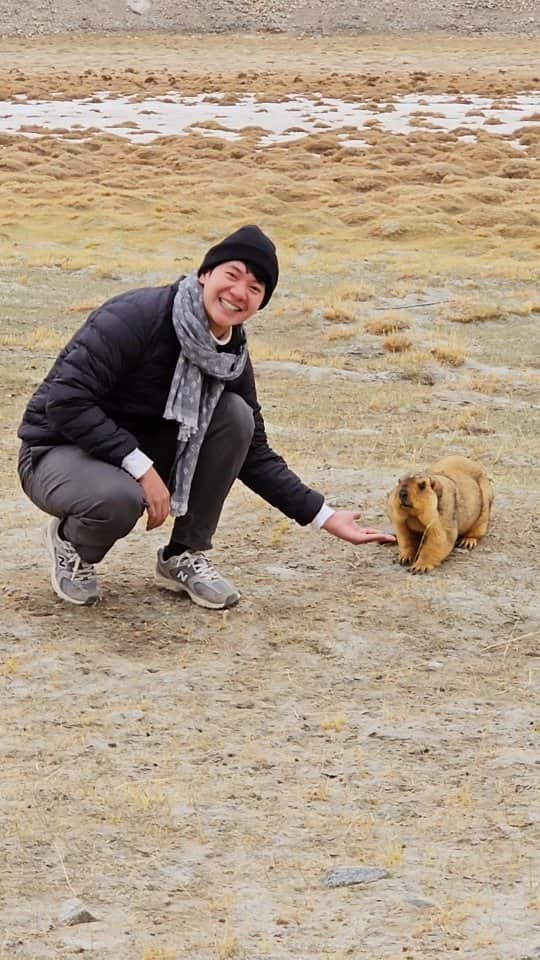 アイス・サランユーのインスタグラム：「น้อลเค้าน่ารักจังเลยครับ❤️ #marmot #lehladakh #india  #icesarunyuaroundtheworld」