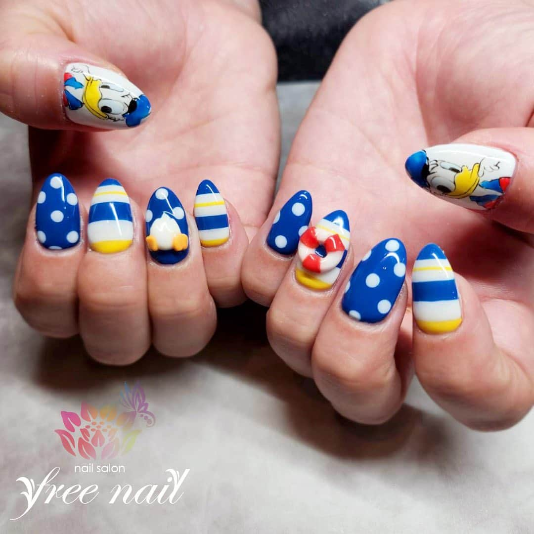 free nail フリーネイルのインスタグラム：「. お客様ネイル💅🏻🪷 . ドナルドネイル💙💛🤍 . 手書きアートはfreenailにお任せ👩🏻‍🎨🎨 . ご来店ありがとうございました🙇🏻‍♀️🙇🏻‍♀️🙇🏻‍♀️💗 . #ネイルアート #ジェルネイル #ネイルサロン #大阪ネイルサロン #ネイルデザイン #ネイルチェンジ #ドナルドネイル #ディズニーネイル #手書きアート #キャラクターネイル #立体ネイル #3dネイル #デザインネイル #トレンドネイル #キュートネイル #かわいいネイル #夏ネイル #summernails #nailsart #nailsdid #美甲 #日式美甲 #日式美甲胶 #日本美甲师 #日本美甲老师 #美甲上课 #日本胶 #フリーネイル #freenail」