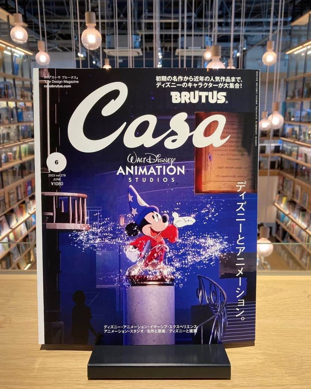 柏の葉 T-SITEさんのインスタグラム写真 - (柏の葉 T-SITEInstagram)「【PICK UP】『ディズニーとデザイン (Casa BRUTUS 2023年 6月号 )』  〈場所〉1F雑誌  ウォルト・ディズニーがアニメーションスタジオを立ち上げてから今年で100年。 それを記念して、最新の技術によって不朽の名作の世界に没入できる『ディズニー・アニメーション・イマーシブ・エクスペリエンス』展が北米各都市からスタートし、2023年4月29日に日本へ上陸しました。  本書ではアニメーションスタジオ案内、本社ライブラリーの貴重な原画紹介など、ウォルト・ディズニーのデザインのルーツを解説していきます。 ディズニー好きの方に手に取って頂きたい一冊となっています✨  #柏の葉蔦屋書店 #柏の葉tsite #蔦屋書店 #tsite #DISNEY #ディズニー #アニメーション #デザイン #ミッキーマウス  #カーサブルータス #CasaBRUTUS #マガジンハウス #雑誌」5月11日 13時20分 - kashiwanohatsite