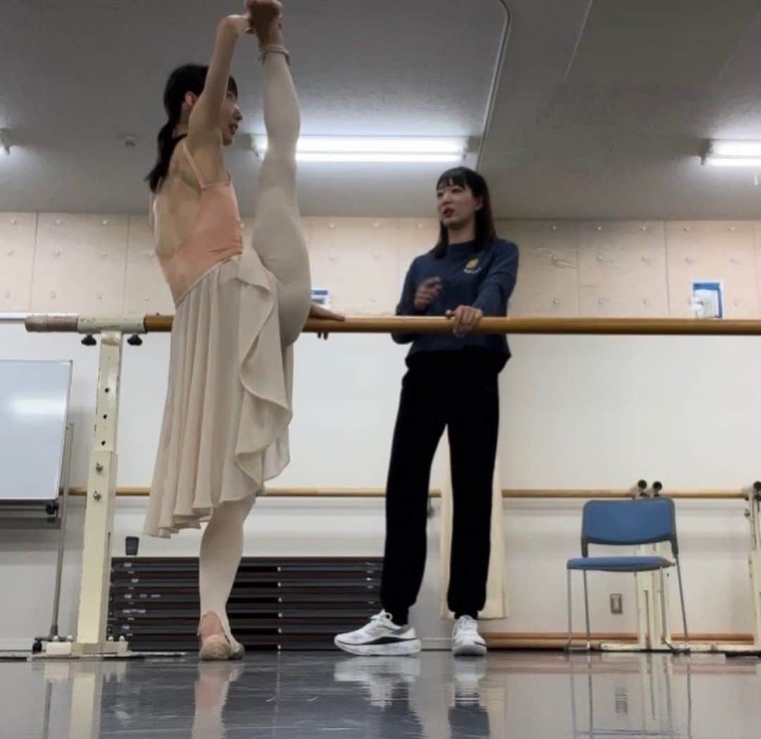 飯島望未さんのインスタグラム写真 - (飯島望未Instagram)「@kumiko_ishii_ballet_project  昨日は体の使い方、基礎を見直して表現の幅を広げるためにくみちゃんのレッスンを受けに行ってきました。 私史上世紀の大発見で どうして今まで知らなかったんだろうということや、なるほど！と言うことがたくさんで本当に本当に勉強になりました。  2時間のレッスンなのに体が変わっていくのが楽しくて嬉しくて 基礎とイメージすることの大切さを改めて実感。  くみちゃん本当にありがとう。 まだまだだけどしばらくお付き合いくださいませ笑 @kumiiishiii」5月11日 13時33分 - nozo0806