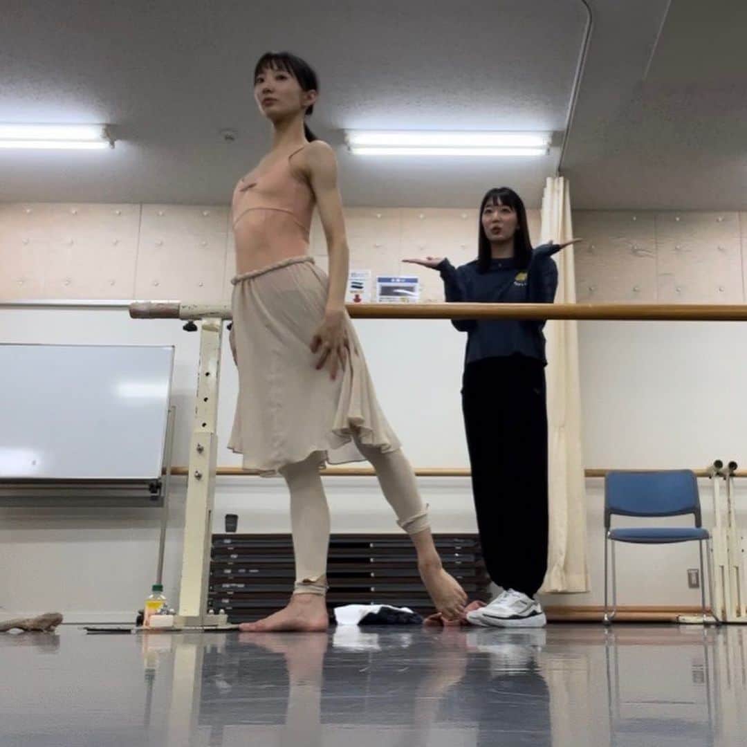 飯島望未のインスタグラム：「@kumiko_ishii_ballet_project  昨日は体の使い方、基礎を見直して表現の幅を広げるためにくみちゃんのレッスンを受けに行ってきました。 私史上世紀の大発見で どうして今まで知らなかったんだろうということや、なるほど！と言うことがたくさんで本当に本当に勉強になりました。  2時間のレッスンなのに体が変わっていくのが楽しくて嬉しくて 基礎とイメージすることの大切さを改めて実感。  くみちゃん本当にありがとう。 まだまだだけどしばらくお付き合いくださいませ笑 @kumiiishiii」