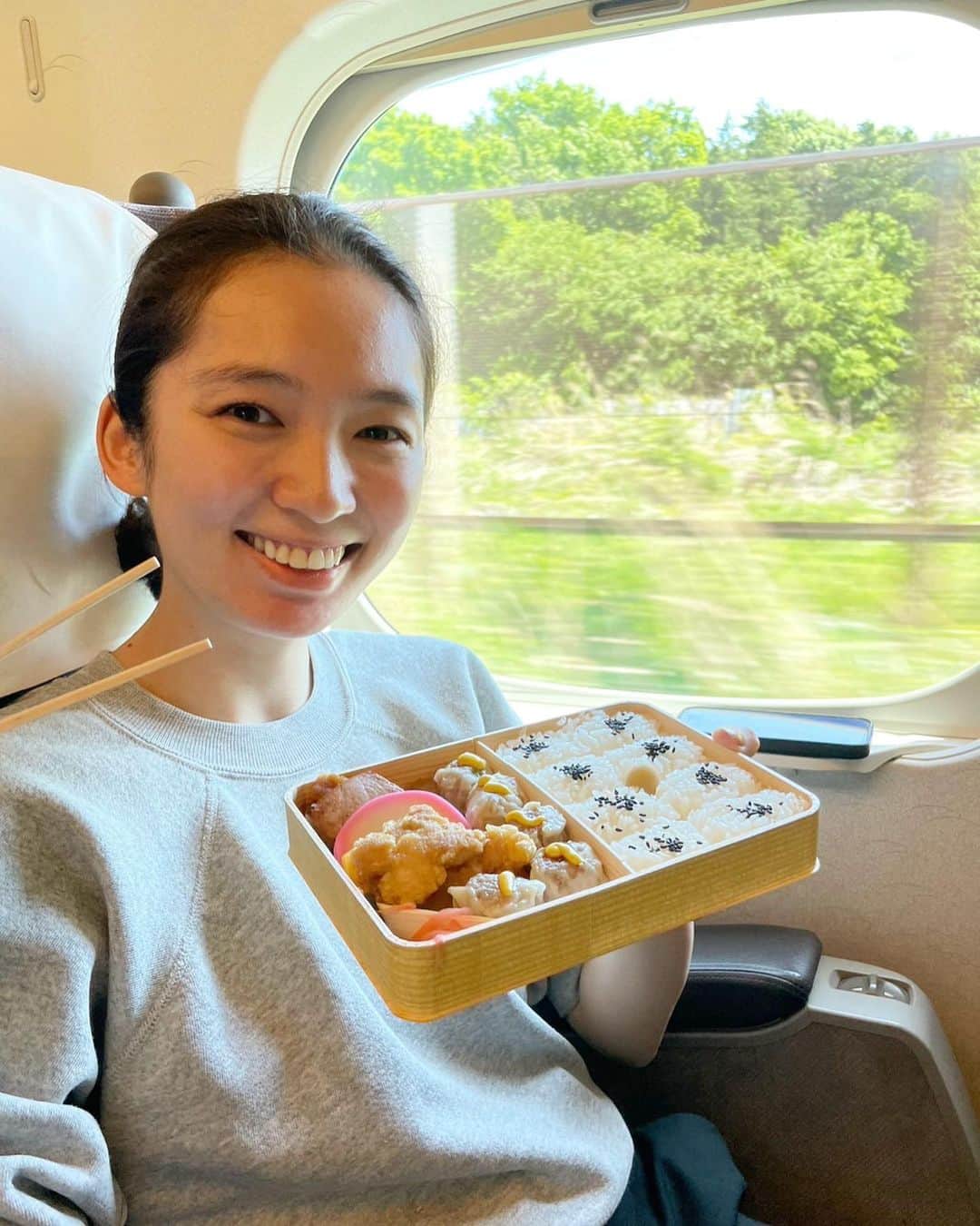 のインスタグラム：「私たちのGWは滋賀へ🚄 パパママと一緒にお出かけしたり 旦那氏とドライブツアーしたり みんなで美味しいご飯食べたり ぴーさんはママに毎日べったりで 可愛い可愛いされて過ごし、、  田舎の美味しい空気を沢山吸って ゆっくりした時間を過ごしました☺️  たのしかったー🌸 来月はパパママが東京来るから みんなで楽しみに待ってよう🫶 ぴーさん絶対喜ぶなー😚」