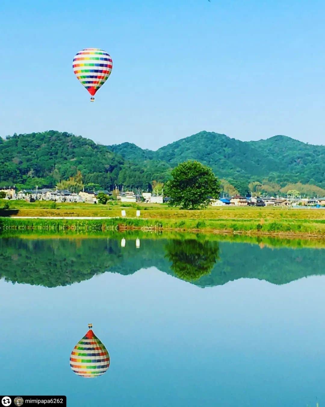 兵庫県さんのインスタグラム写真 - (兵庫県Instagram)「兵庫県公式インスタグラム『love_hyogo』です。  love_hyogoでは皆さんが #lovehyogo のハッシュタグを付けて投稿していただいた写真を紹介させていただきます。  本日のピックアップは  @mimipapa6262 さんのお写真です👑 ハッシュタグをつけての投稿ありがとうございます🙏  こちらは、加西市での『気球フライト』のお写真です📷✨  カラフルな気球に、のどかな風景～🌋🌋🎈🎈  そして水面のリフレクション✨✨　とっても素敵ですね〜😊💞  気球をみると、なんだかウキウキして、「気球に乗って～どこまで行こ～♪」という曲が浮かんできちゃいます😆🎈  加西市は、台地上の平野が広がり、上空には比較的落ち着いた風が吹くなど、気球のフライトに適しており、飛行できる素晴らしい環境があります⛺  そして、気球の飛行を地上より支援する、『市民の活動』が盛んに行われているのも大きな特徴の一つ☝  飛行シーズン（11月～5月）には、全国から多くの気球チームが訪れるようですよ😆 💡 ※2022-2023の気球シーズンも今週末までとのこと。。。😉🎈✨  兵庫にまつわる投稿は#lovehyogo のハッシュタグをお願いします👈  This is "love_hyogo", the official Instagram of Hyogo Prefecture. We will introduce photos posted by you with the hashtag #lovehyogo on love_hyogo.  Today's pick is a photo by @mimipapa6262 Thank you for posting with the hashtag!  Please use the hashtag #lovehyogo for Hyogo related posts!  #兵庫県#兵庫#hyogo #lovehyogo#love_hyogo #japan #photooftheday #followme #instagood #photography #picooftheday #BALLOON  #加西市 #気球 #気球の飛ぶまち加西 #加西観光 #北播磨 #フォトジェニック #自慢したい兵庫の景色」5月11日 13時28分 - love_hyogo