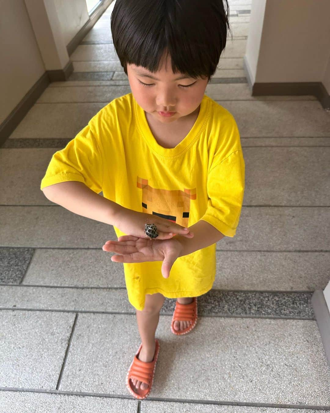 ホン・ヨンギさんのインスタグラム写真 - (ホン・ヨンギInstagram)「어제 나는 몸도 안좋고 정말 예민했다 거기다가 재원이가 폐렴으로 힘들어하고 제트는 다리기브스까지 한 상황이였다. 늦은시각 들어가서 자라고 몇번이고 얘기했는데 듣지를 않아 화가 어느정도 나있었다 그러다 갑자기 재원이가 재채기를 하다 토를 했다. 그런 재원이를 보고 나도모르게 짜증을냈다 저걸어떻게 치워야하지라는 나의 감정을 그대로 드러냈다 한숨을 푹푹쉬니까 제트가 내게 다가와말했다. “엄마 형아가 일부로그런것도아니고 아파서 그런거잖아 기분풀어” 그런 제트에게 말했다. “엄마는 형아가 토해서 기분나쁜게아니야 그냥 엄마도 몸이 안좋다보니까 그랬던거야” 라고 대답했다 그러자 제트는 “ 엄마 내가 치울테니까 그냥 앉아있어 내가할게” 라고 내게 말했다.  자기도 다리아프면서 그 쪼꼬만게 얼마나 기특한지 그 말한마디에 내 기분이 다 풀리고말았다 (제트가 닦아준다고해서풀린거아님 기특해서임) “아냐 제트야 엄마가할게” “아냐내가할게” 한동안 서로 자기가 하겠다며 우겨댔다 그러다 제트가 “그걸 왜 엄마가해?” 라고 물어서 “재원이 형아는 엄마 아들이잖아 그러니까 엄마가해야지” 라고 대답했더니 제트가 바로 “그럼 재원이형아는 내 형아니까 내가 해도되지” 라고 대답했다 어찌나 귀엽고 엄마를 끔찍하게 생각하는지.. 아이들에게 그대로 감정표현했던 내가 부끄러웠다. 육아로 힘들었지만 아이들에게 받았던 위로가 백배는 컸던 하루 아이들에겐 배울게 참 많다.」5月11日 13時29分 - kisy0729