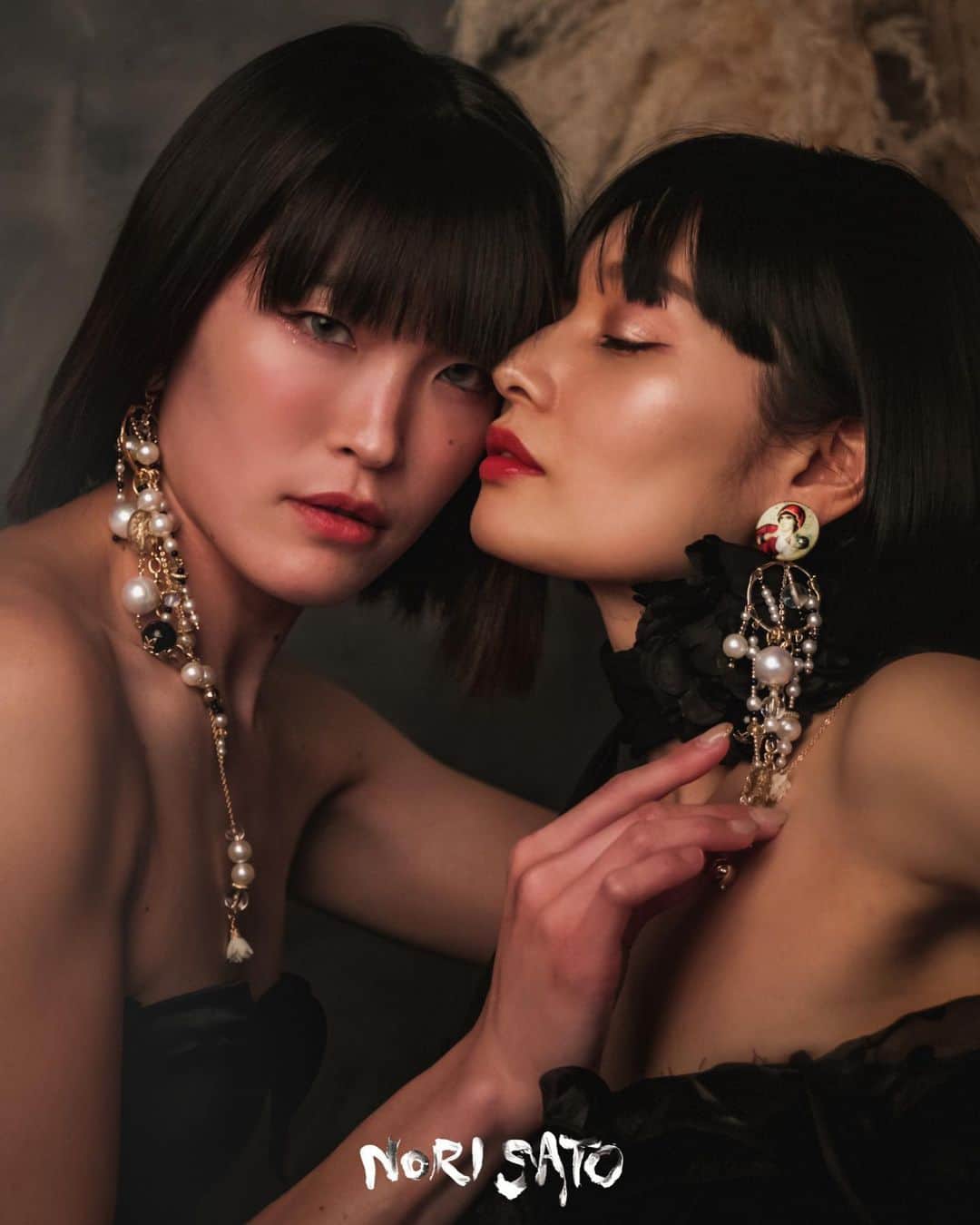 佐藤乃莉のインスタグラム：「初めての展示会…✨  心を込めて作ったイヤリング 手に取ってもらえたら とっても嬉しいけど…😁  久しぶりに皆んなに会えるかもしれない機会が作れてとてもワクワクしてる 佐藤です✨💓✨  Photo by @shunya_amemiya   Model @iam_ichi   Make up, Styling and Earrings by me  ◾︎日程:2023/5/26(fri)-5/28(sun) ※26日のみメディア・関係者デー  ◾︎時間:11:00-17:00  ◾︎場所:ARC・T CAFE GALLERY 東京都渋谷区鉢山町13-12 MsReiko 72 Bldg 3F」