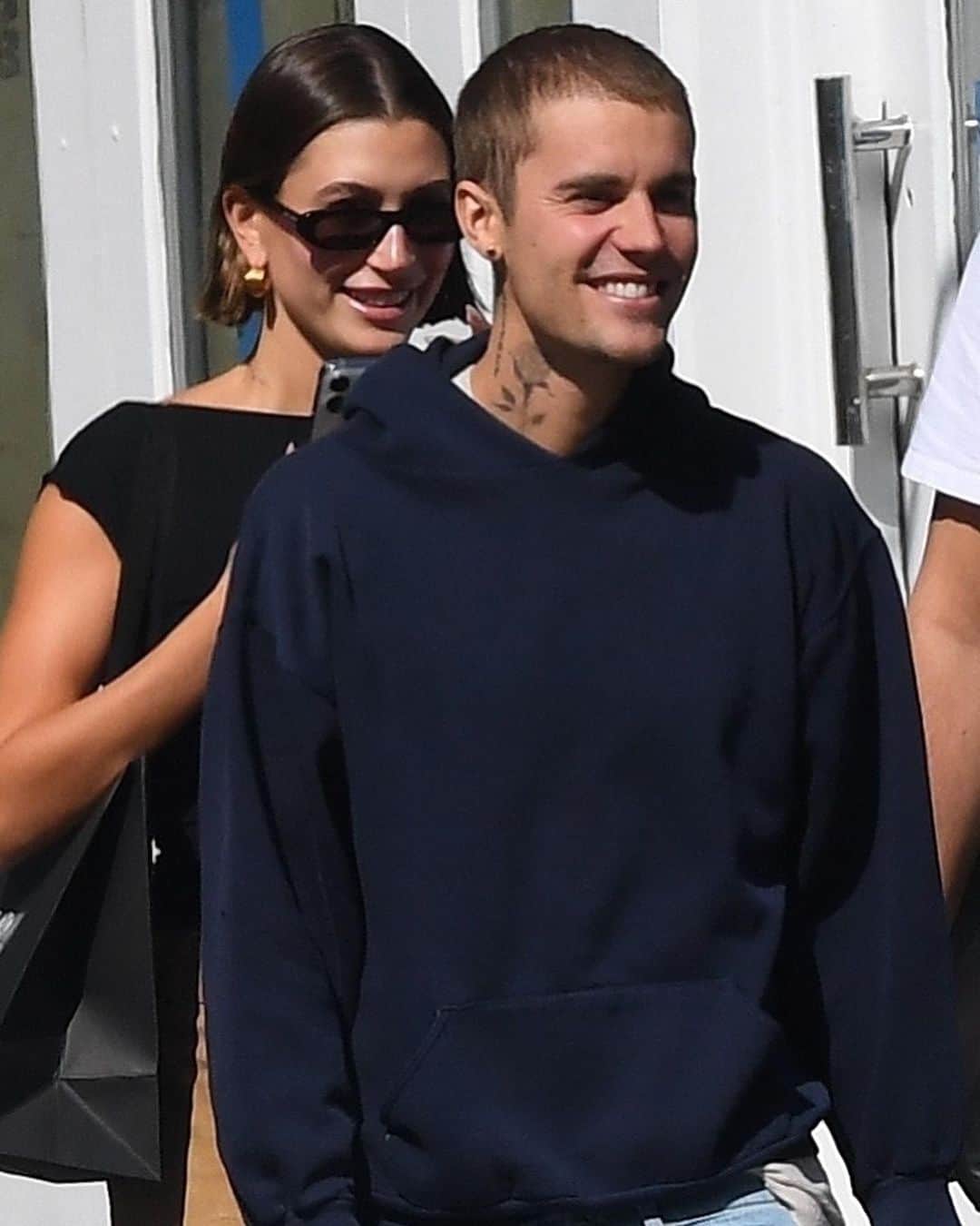 Just Jaredさんのインスタグラム写真 - (Just JaredInstagram)「Justin Bieber showed off his tattoos while going shirtless on a walk with wife Hailey Bieber. #JustinBieber #HaileyBieber Photos: Backgrid」5月11日 13時41分 - justjared